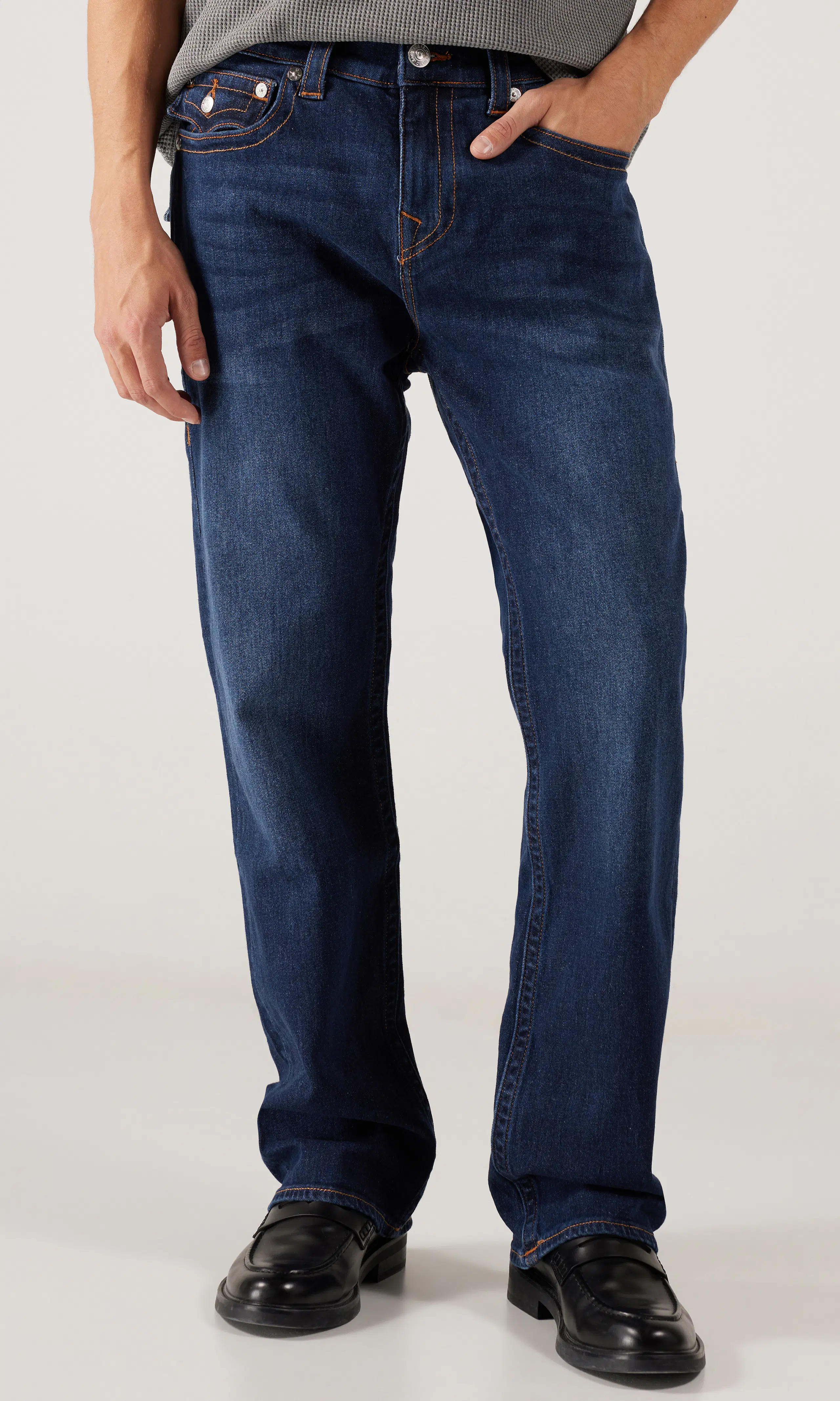 Ricky Flap Mörkblå Jeans. Front. Model.