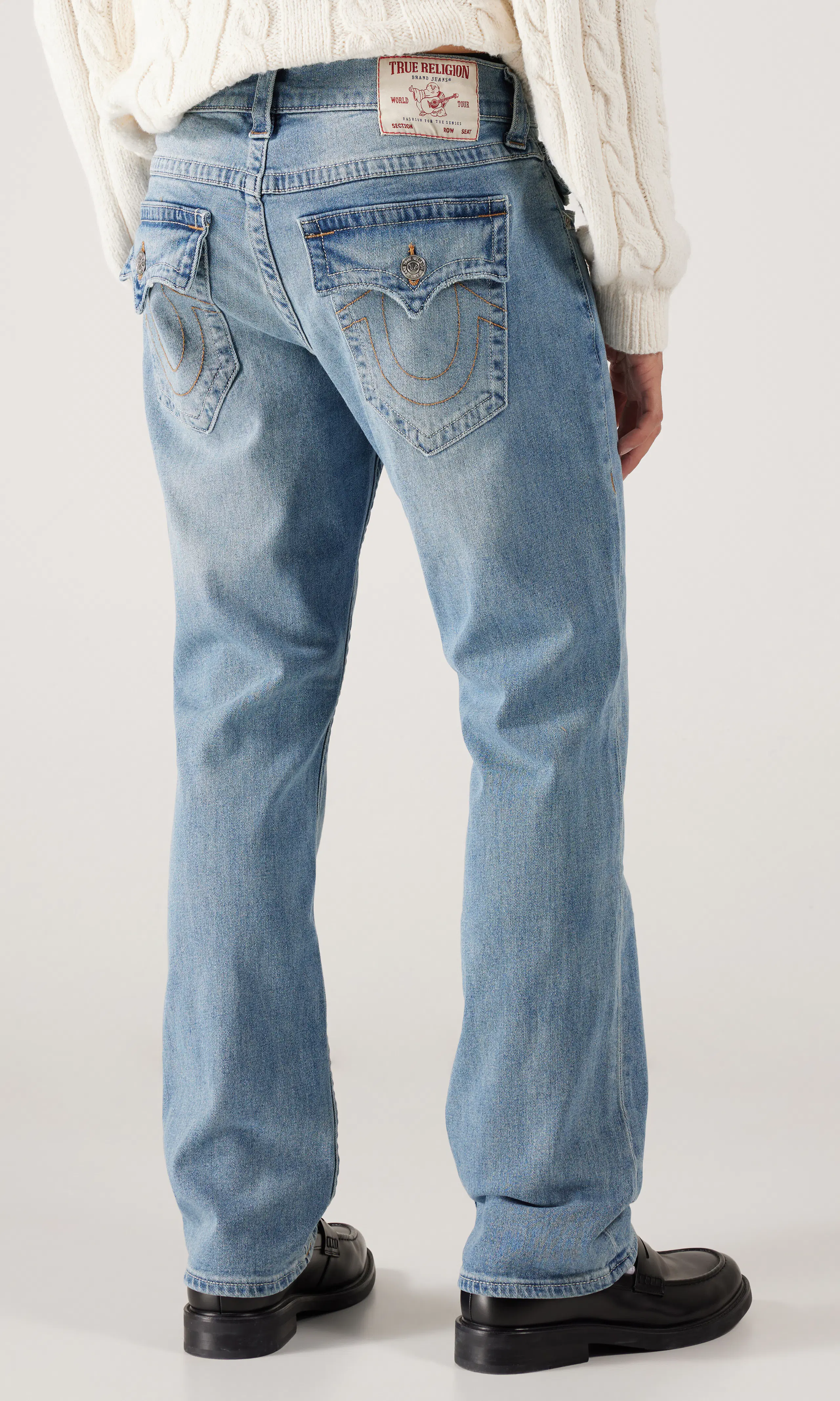 Ricky Flap Medium Blå Jeans. Back. Model.