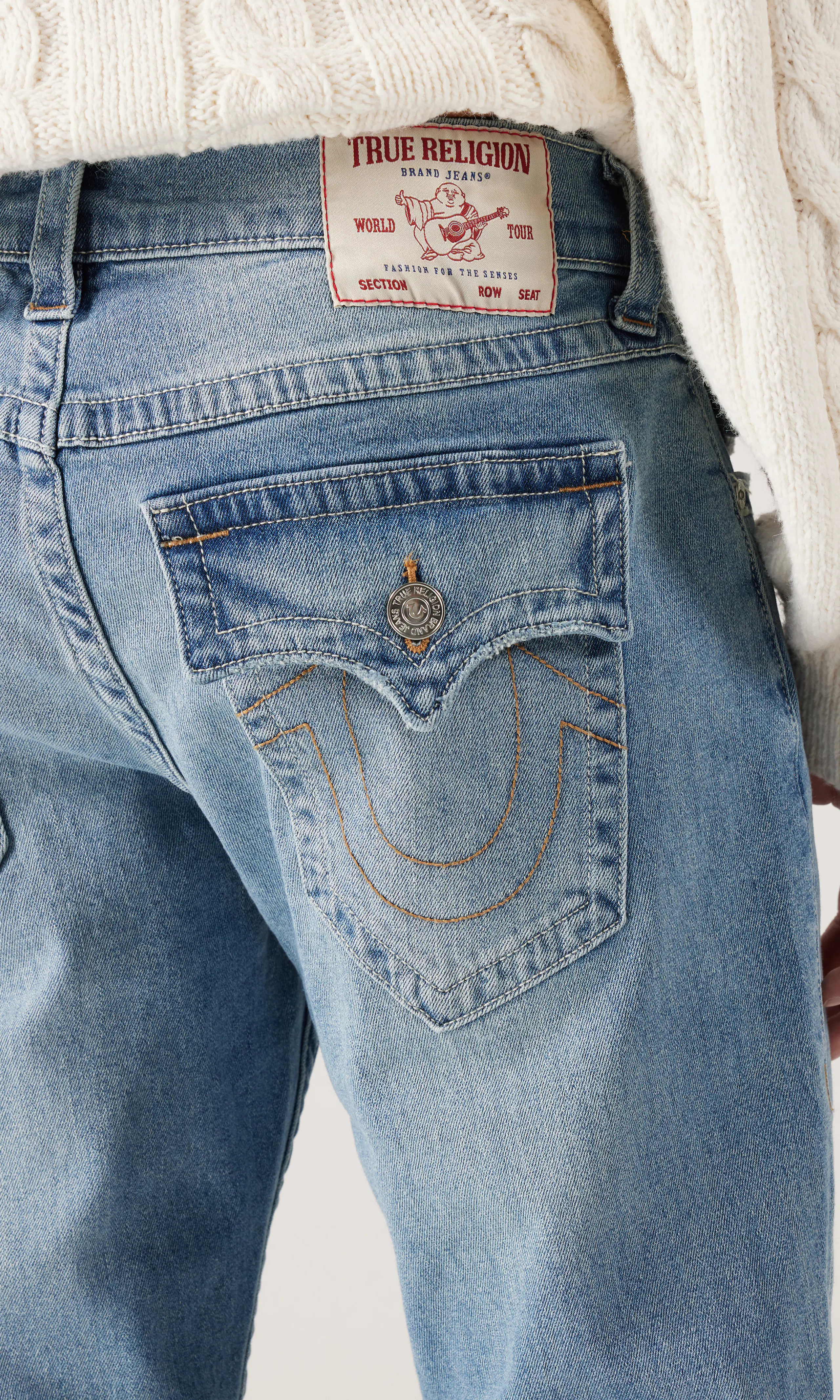Ricky Flap Medium Blå Jeans. Detail 1. Model.