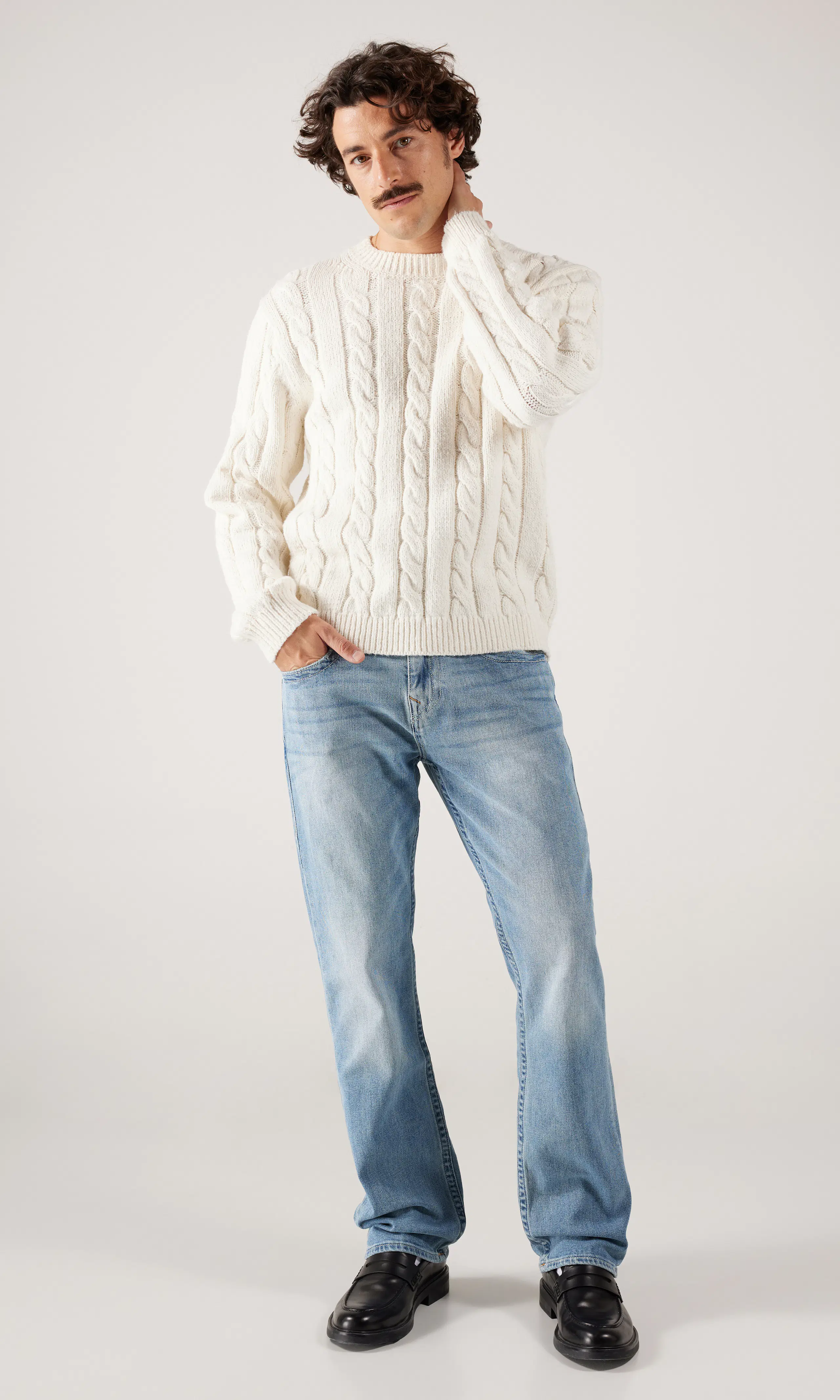 Ricky Flap Medium Blå Jeans. Front 1. Model.