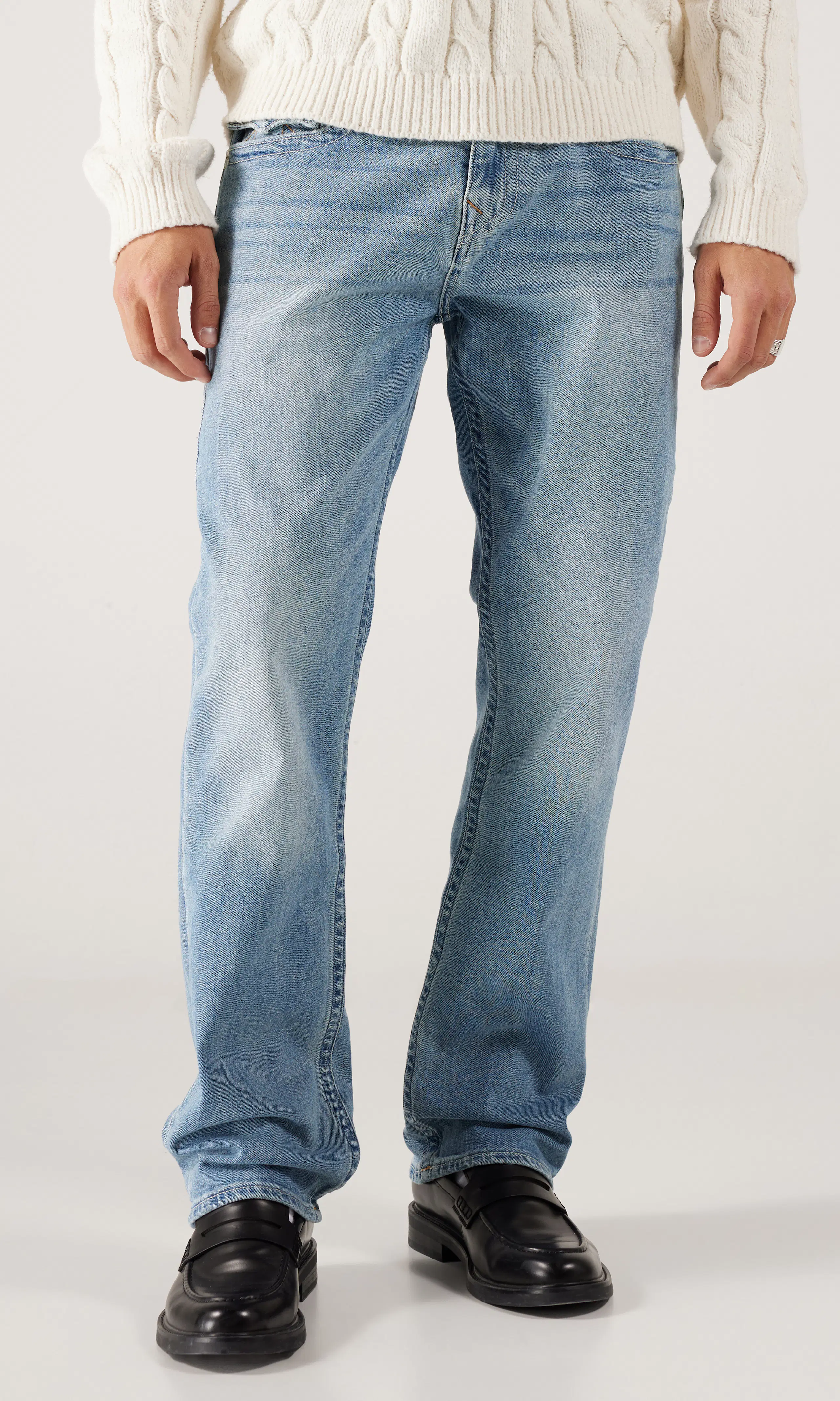 Ricky Flap Medium Blå Jeans. Front. Model.