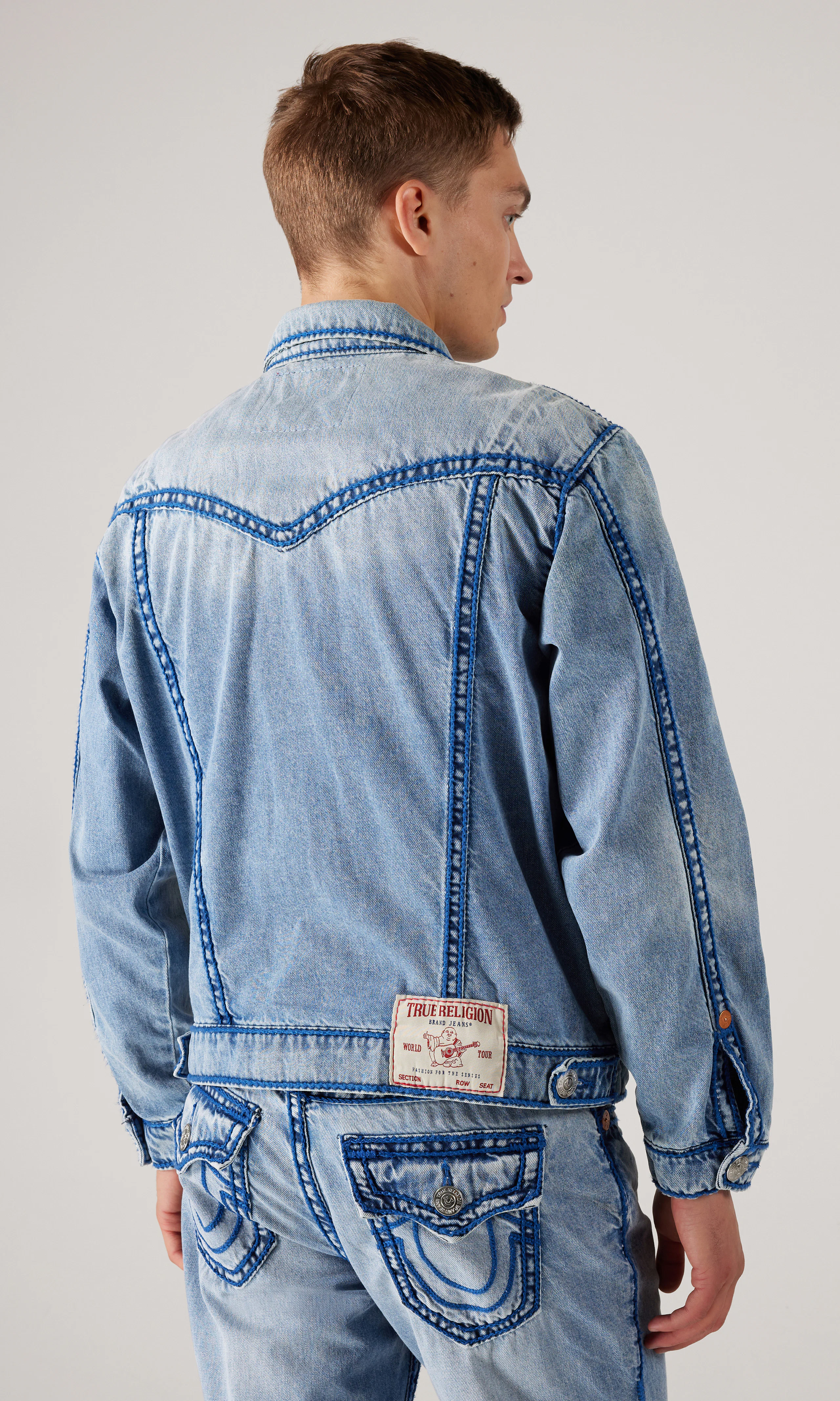 Rope Stitch Jimmy Lys Blå Jakke. Back. Model.