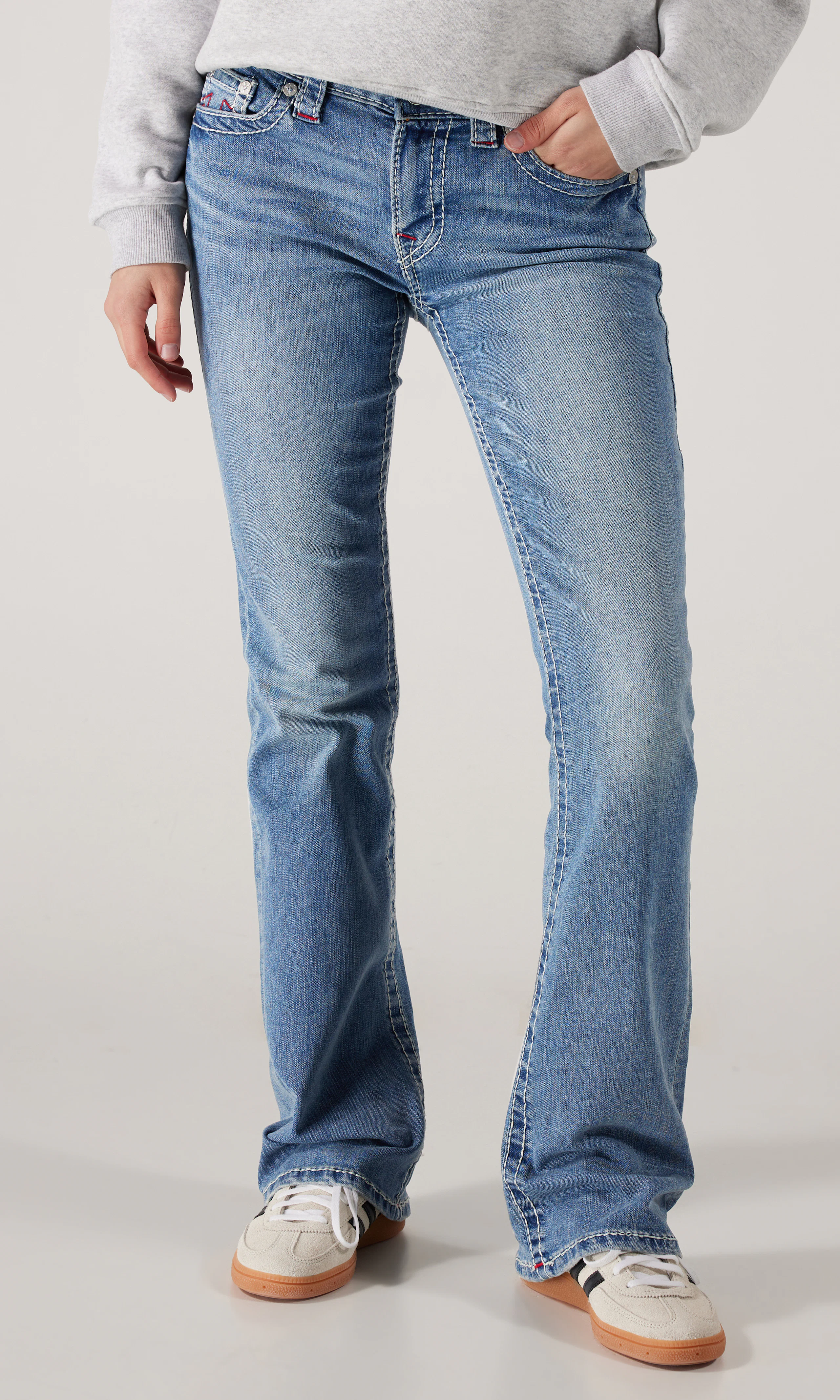 Becca Mid Rise Boot Big T. Lys Blå Jeans. Back. Model.