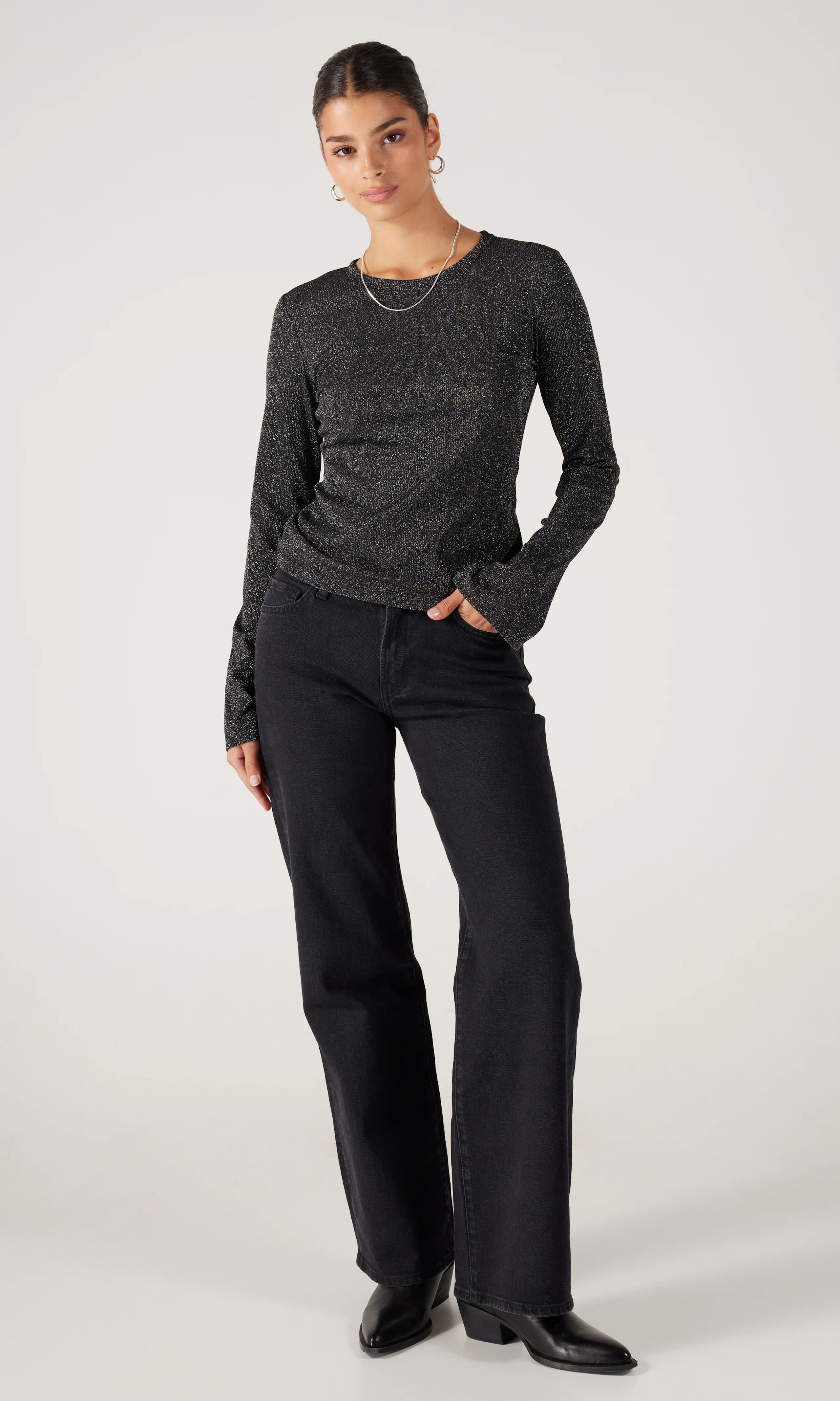 Luri Long Sleeve. Front 1. Model.