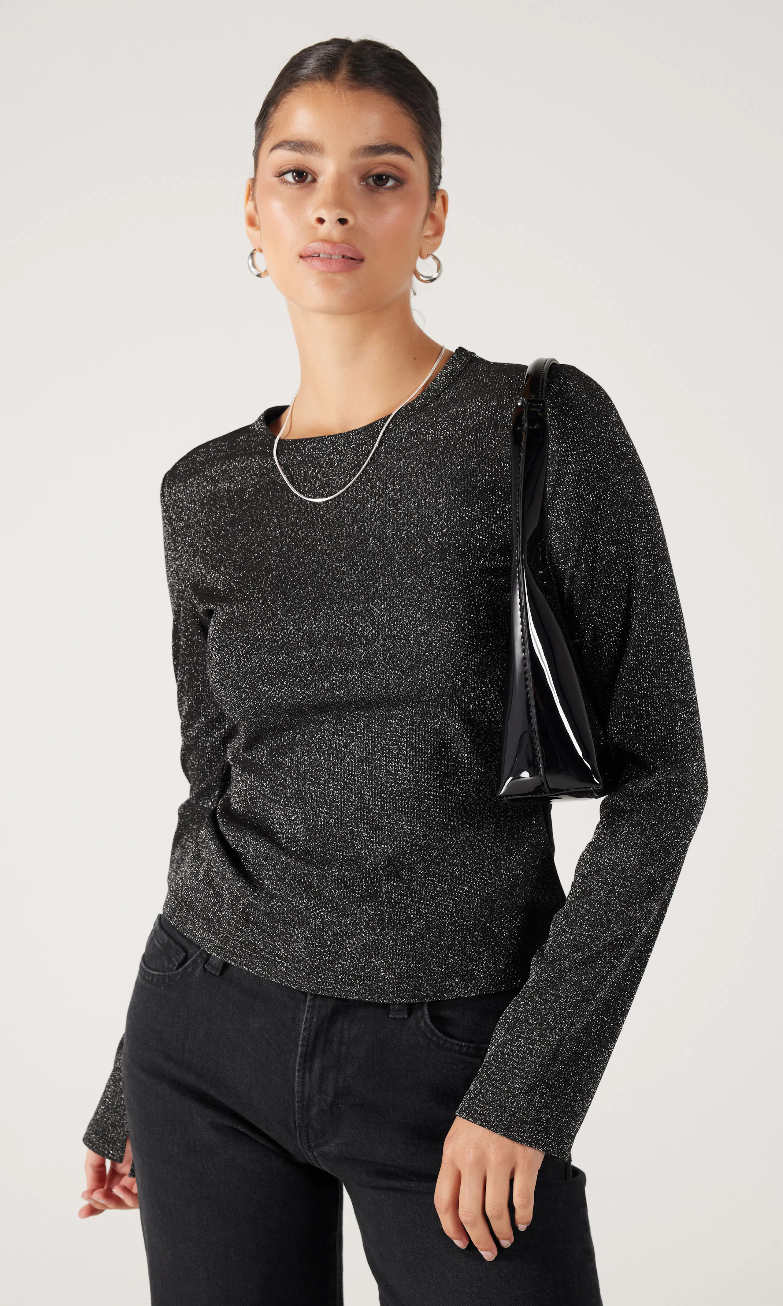 Luri Long Sleeve. Front. Model.