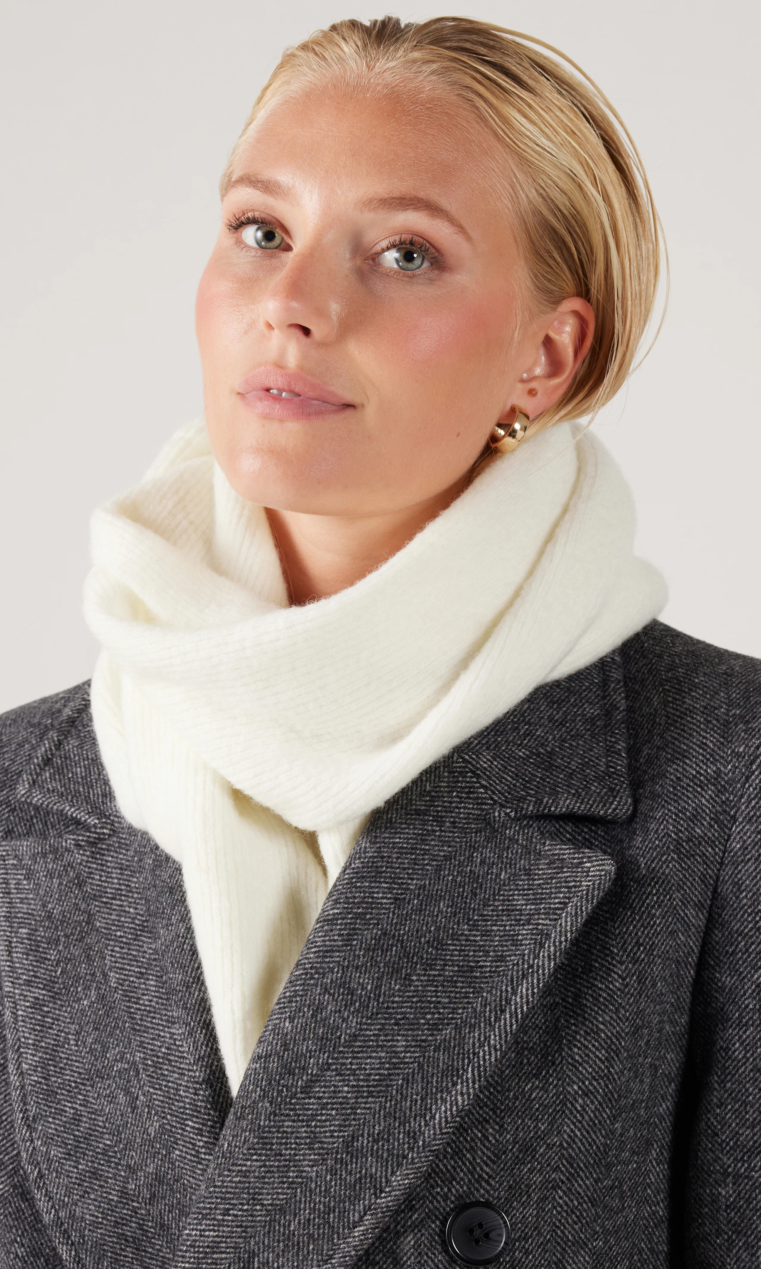 Belle Huivi. Front. Model.