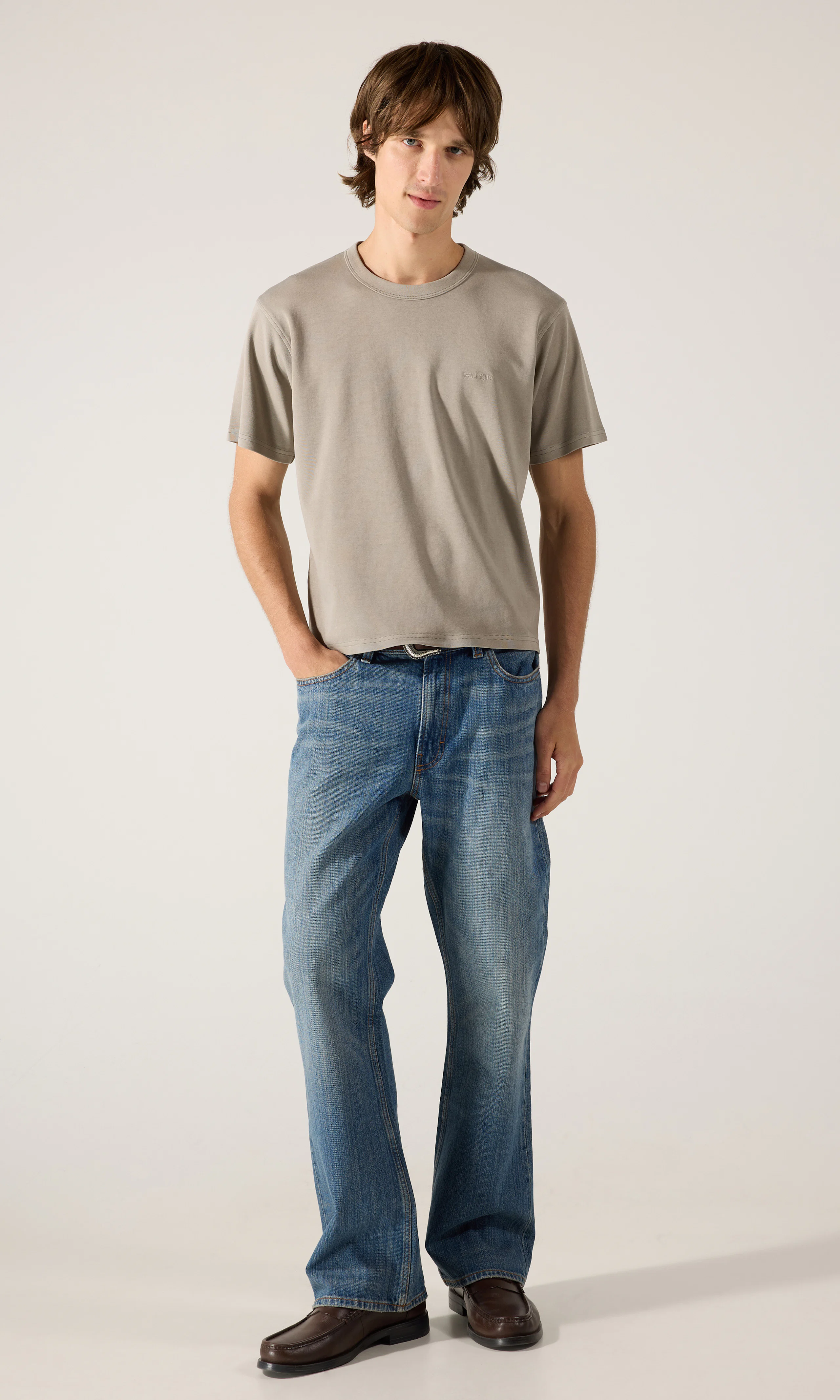 Box T-Paita. Front 1. Model.
