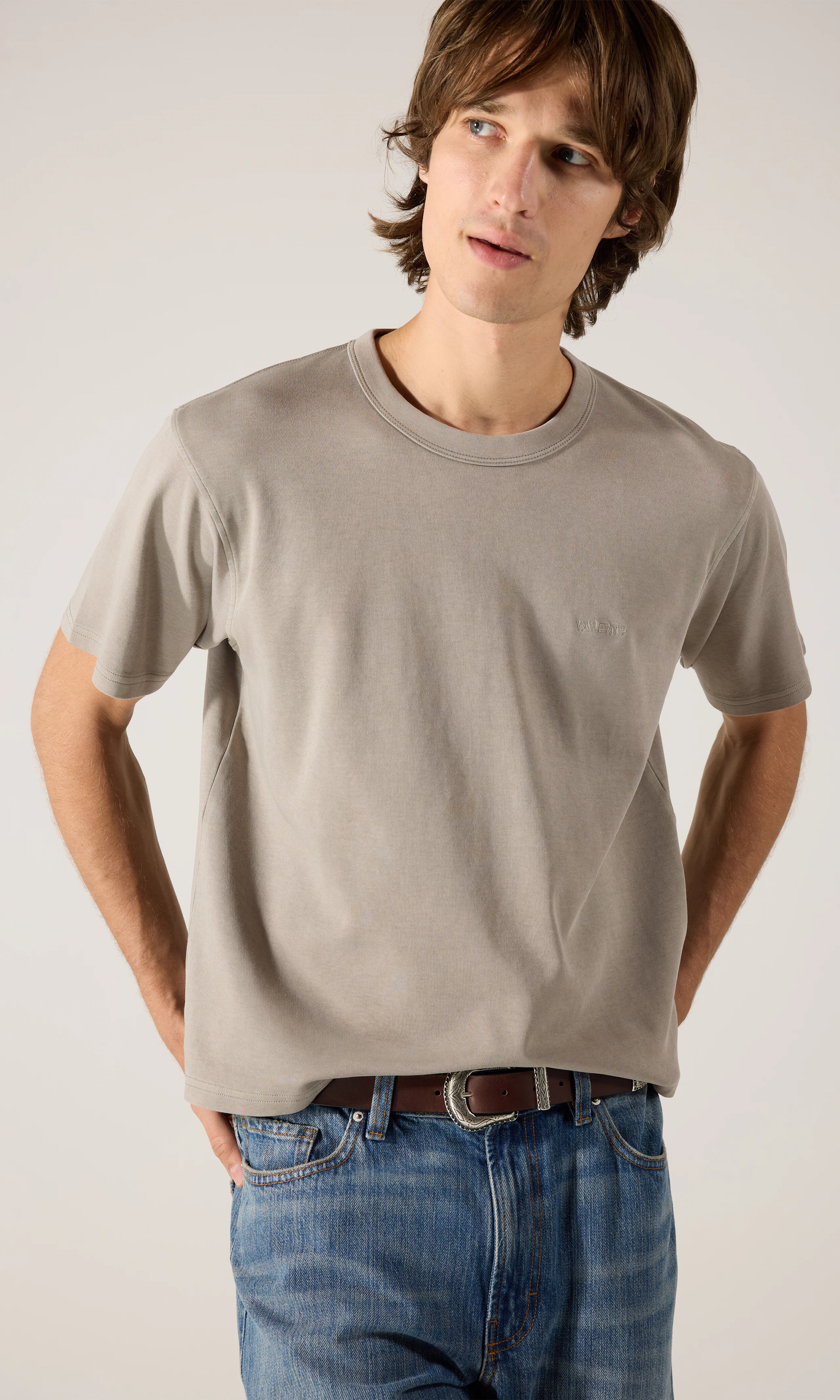Box T-Paita. Front. Model.