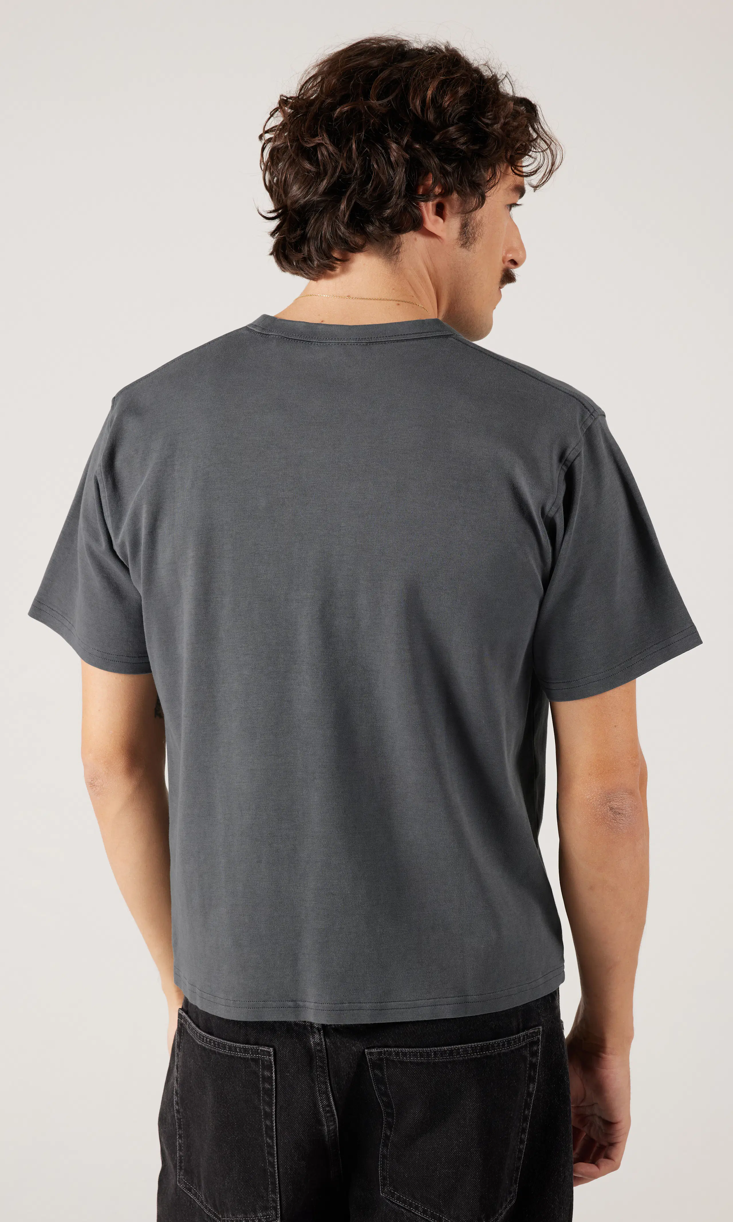 Box T-Paita. Back. Model.