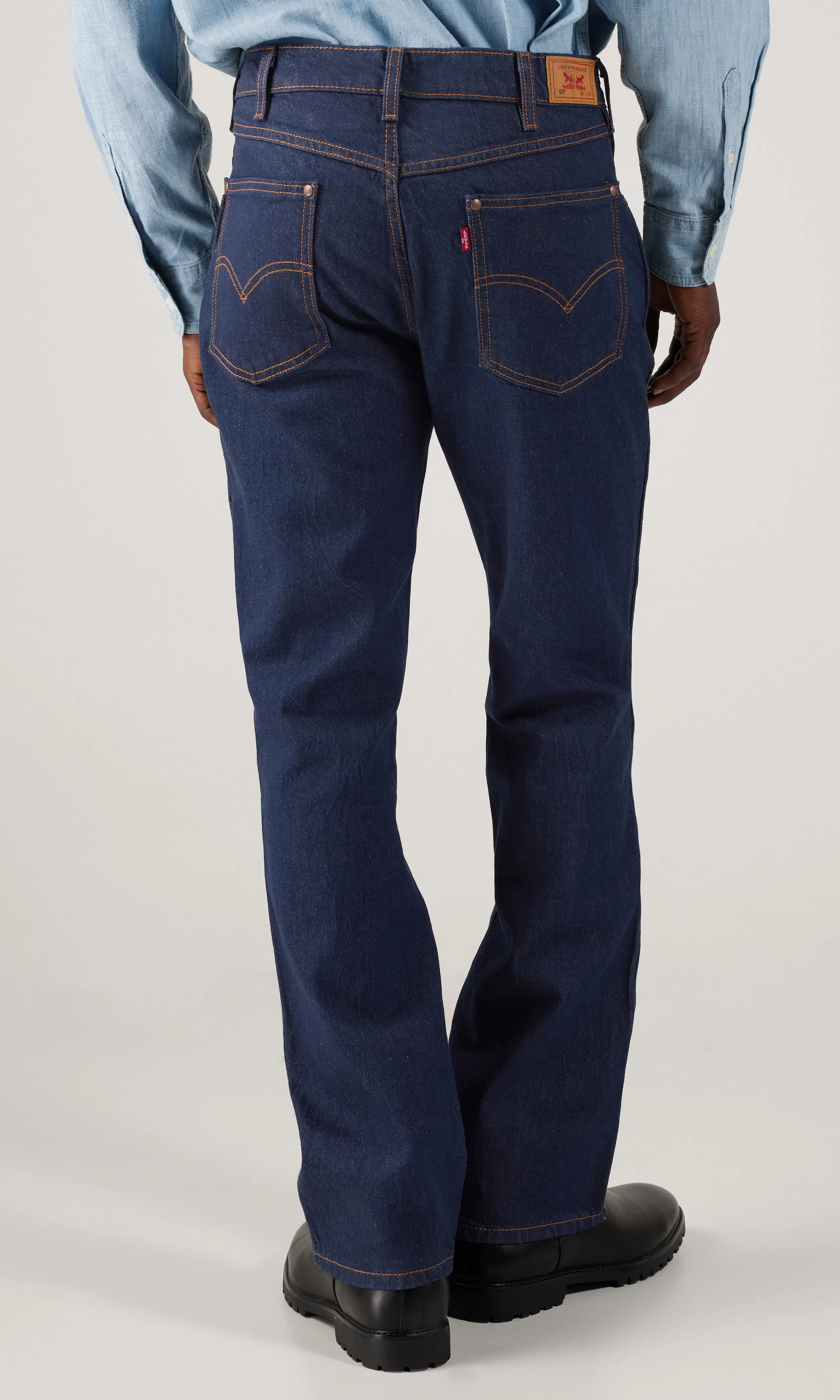 537™ Western Bootcut Mörkblå Jeans. Back. Model.