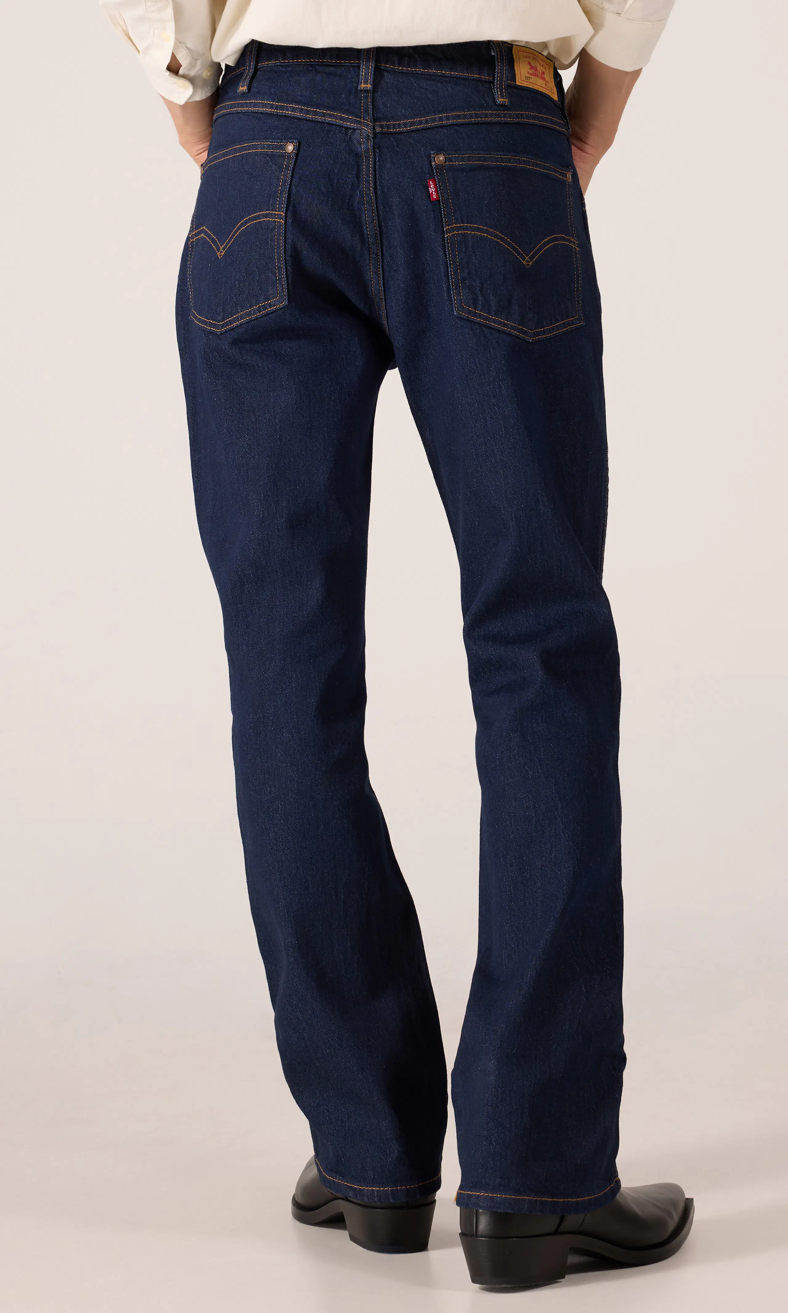 537™ Western Bootcut Mörkblå Jeans. Back. Model.