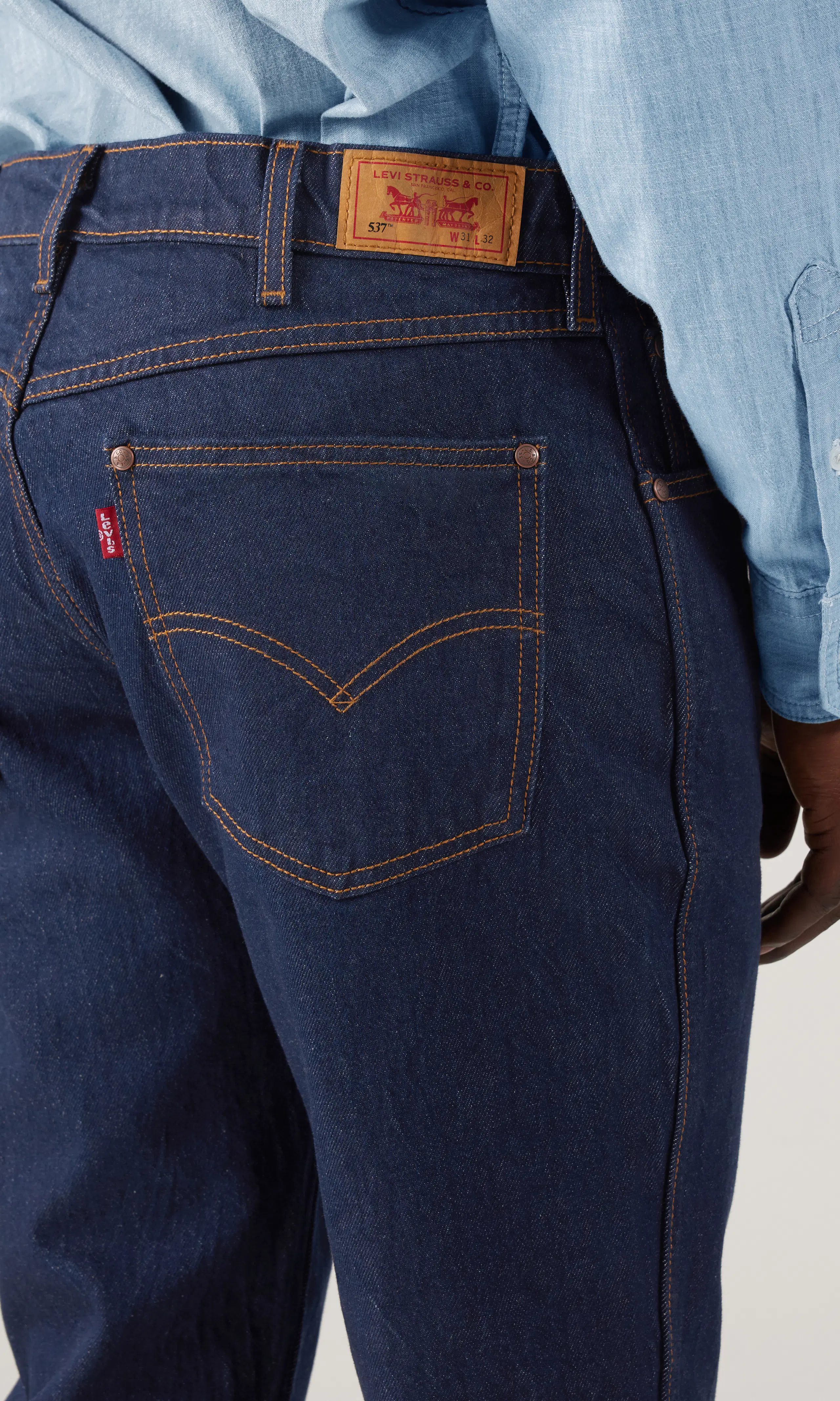 537™ Western Bootcut Mörkblå Jeans. Detail 1. Model.