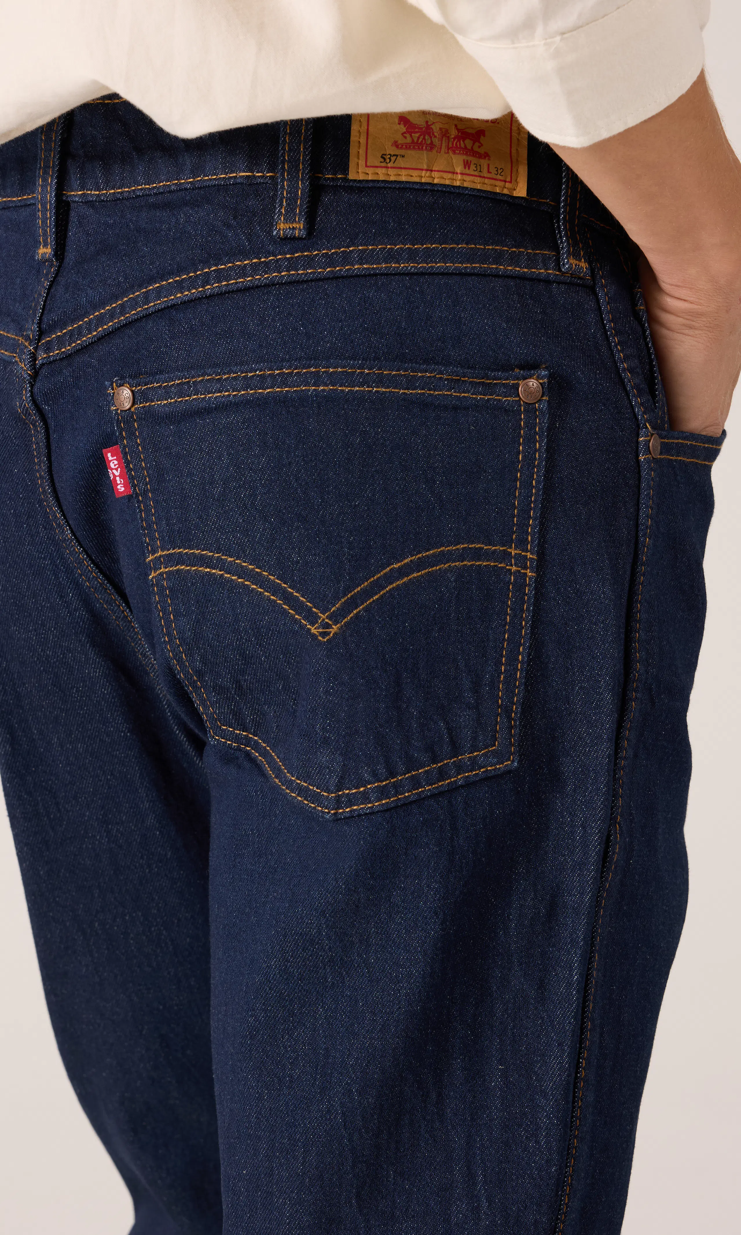 537™ Western Bootcut Mörkblå Jeans. Detail 1. Model.