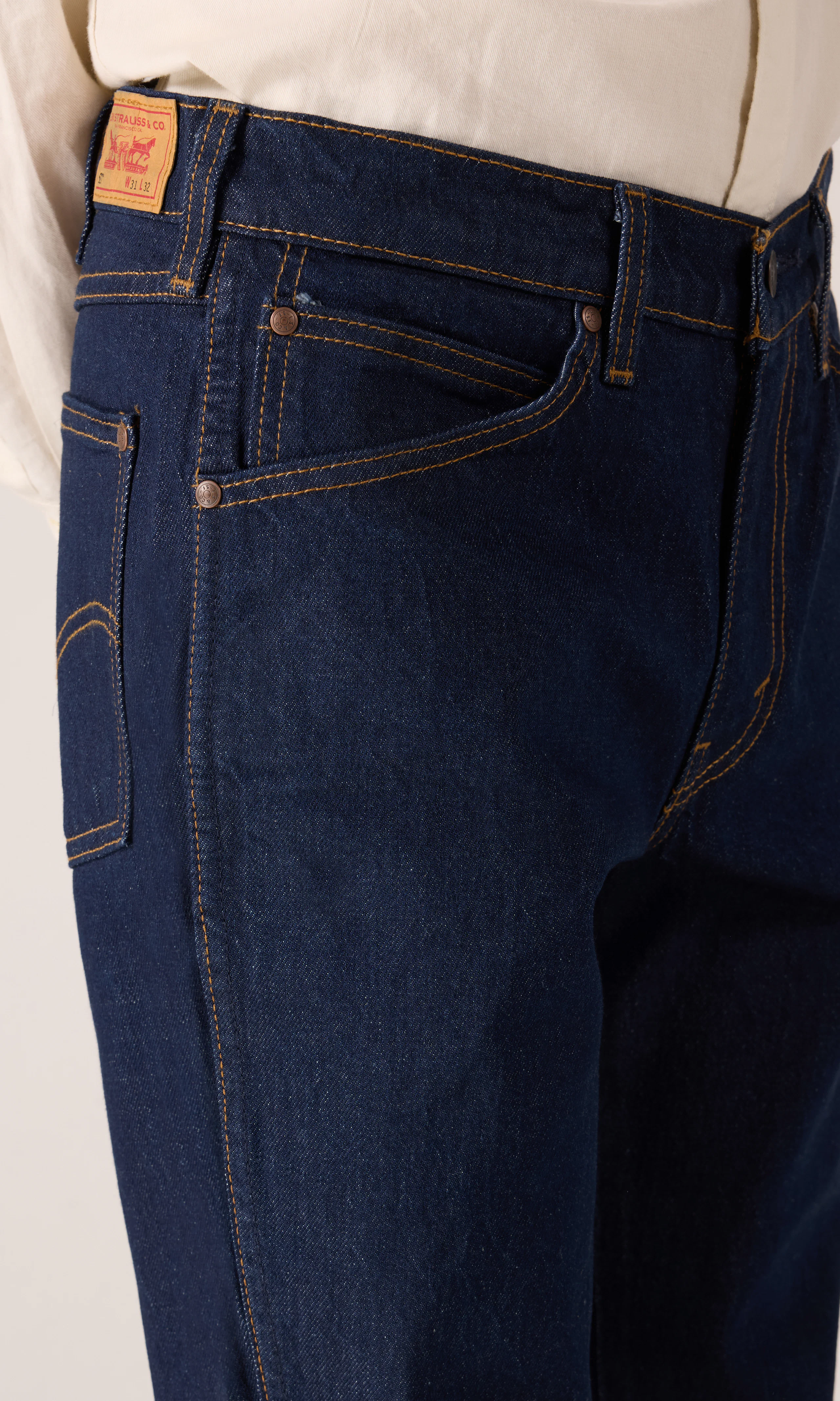 537™ Western Bootcut Mörkblå Jeans. Detail 2. Model.
