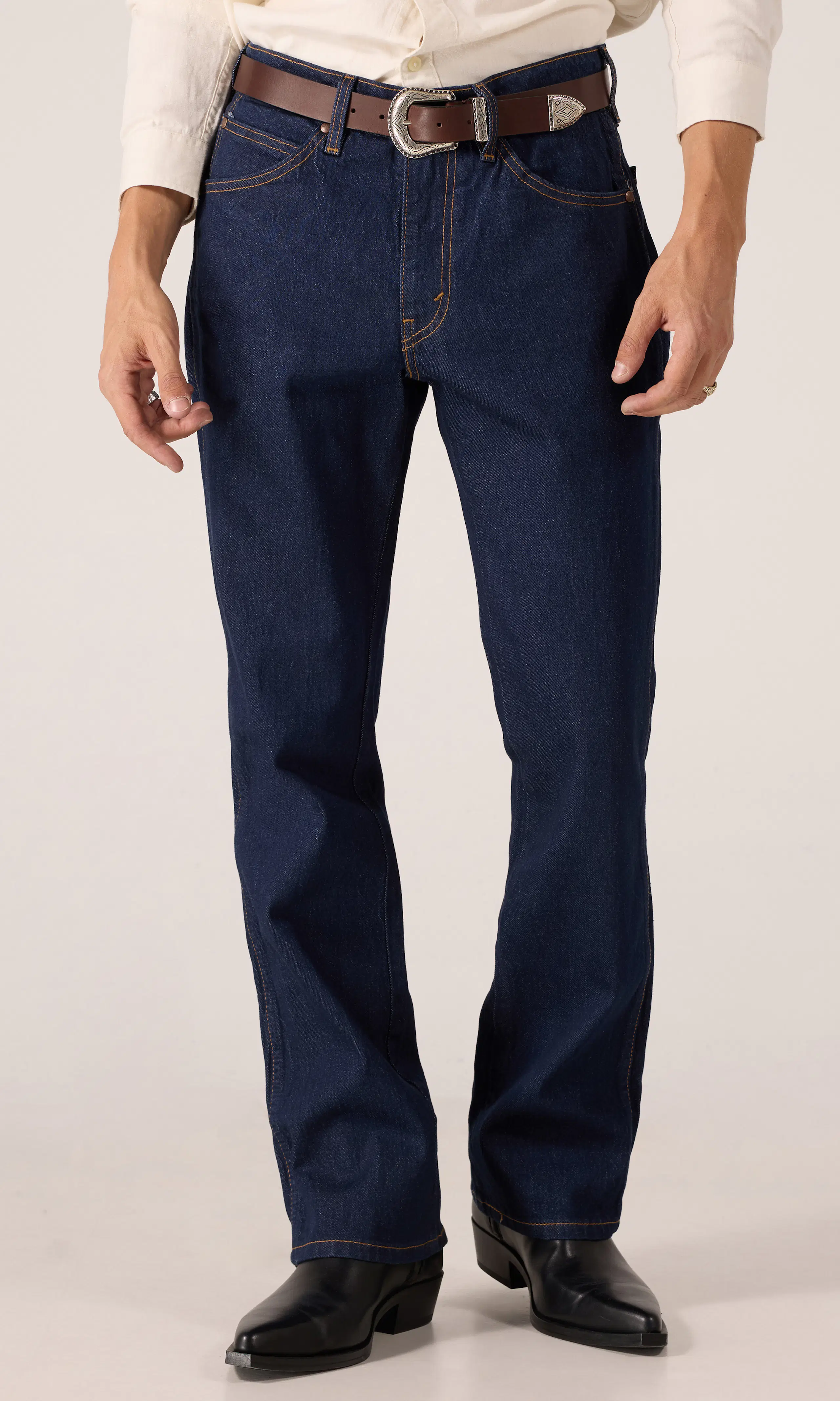 537™ Western Bootcut Mörkblå Jeans. Front. Model.