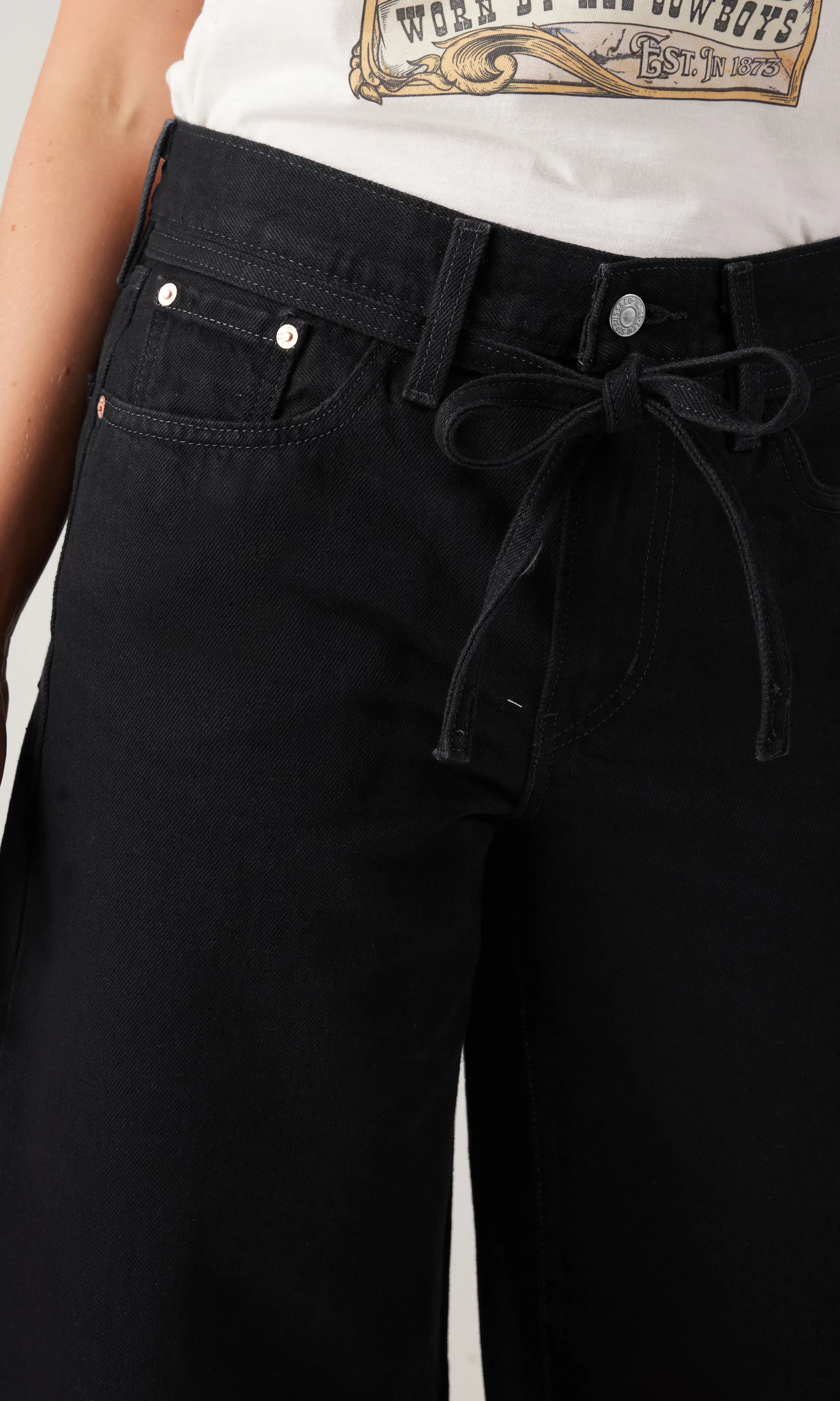 XL Culotte Svarta Jeans. Detail 1. Model.