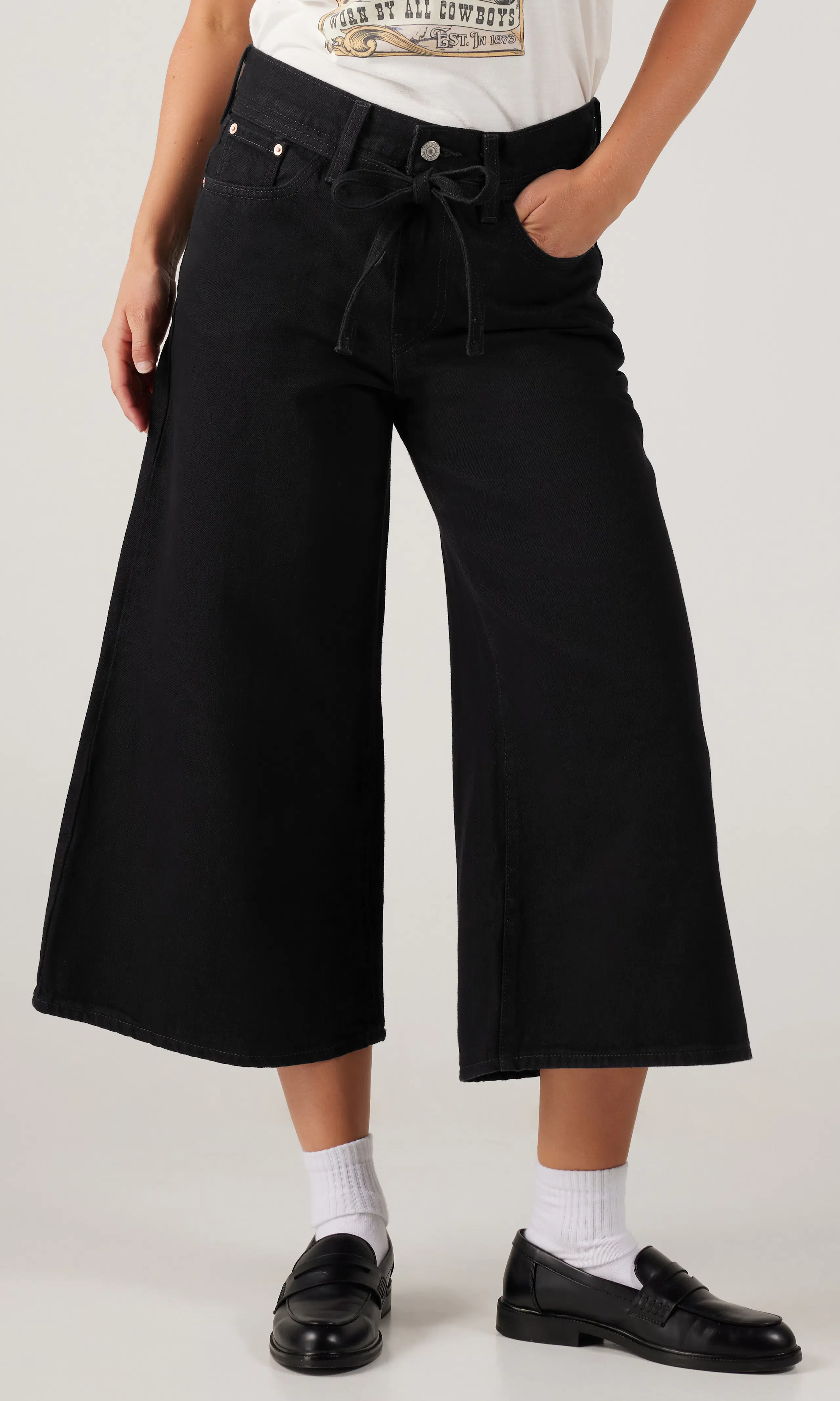 XL Culotte Svarta Jeans. Front. Model.