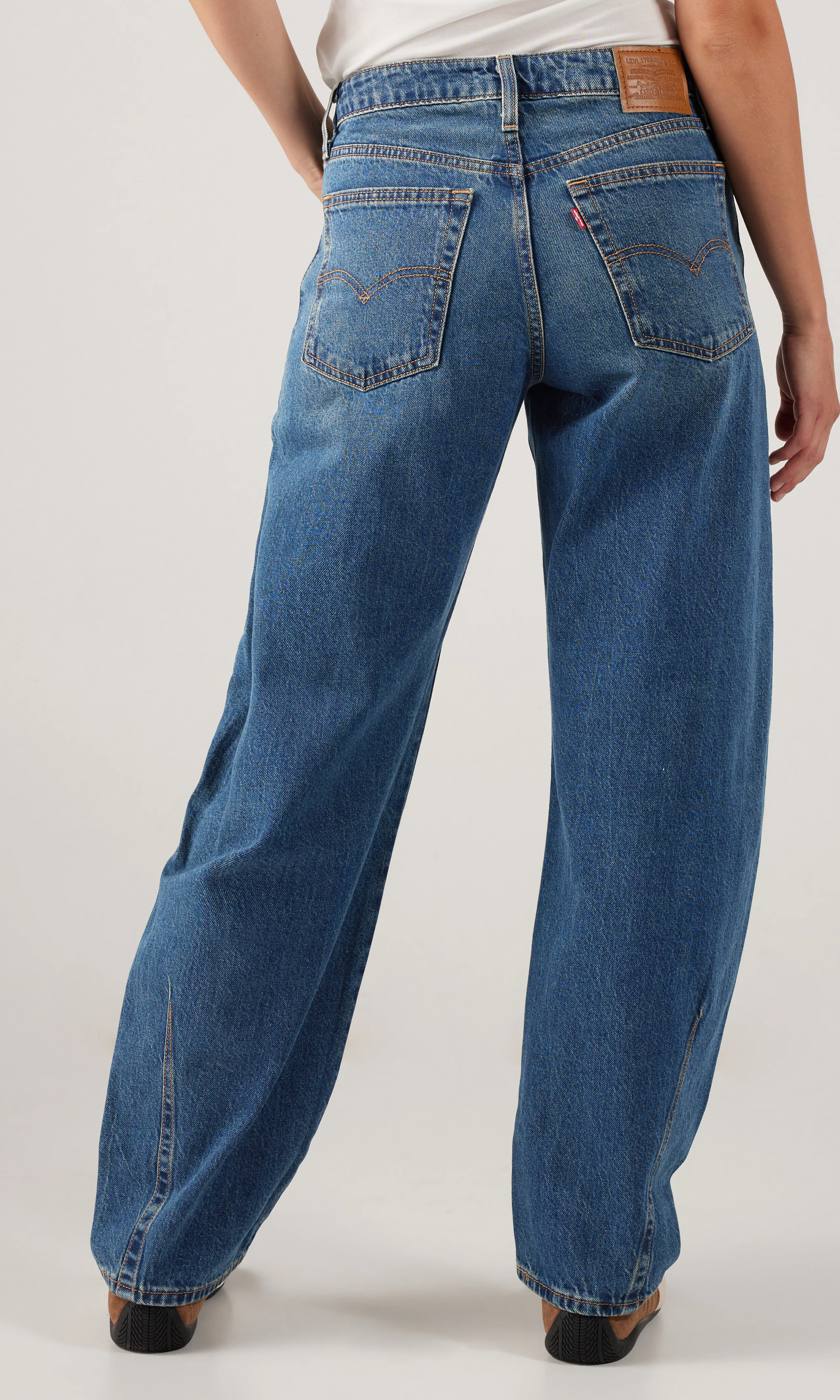 Baggy Dad Barrel Mørk Blå Jeans. Back. Model.
