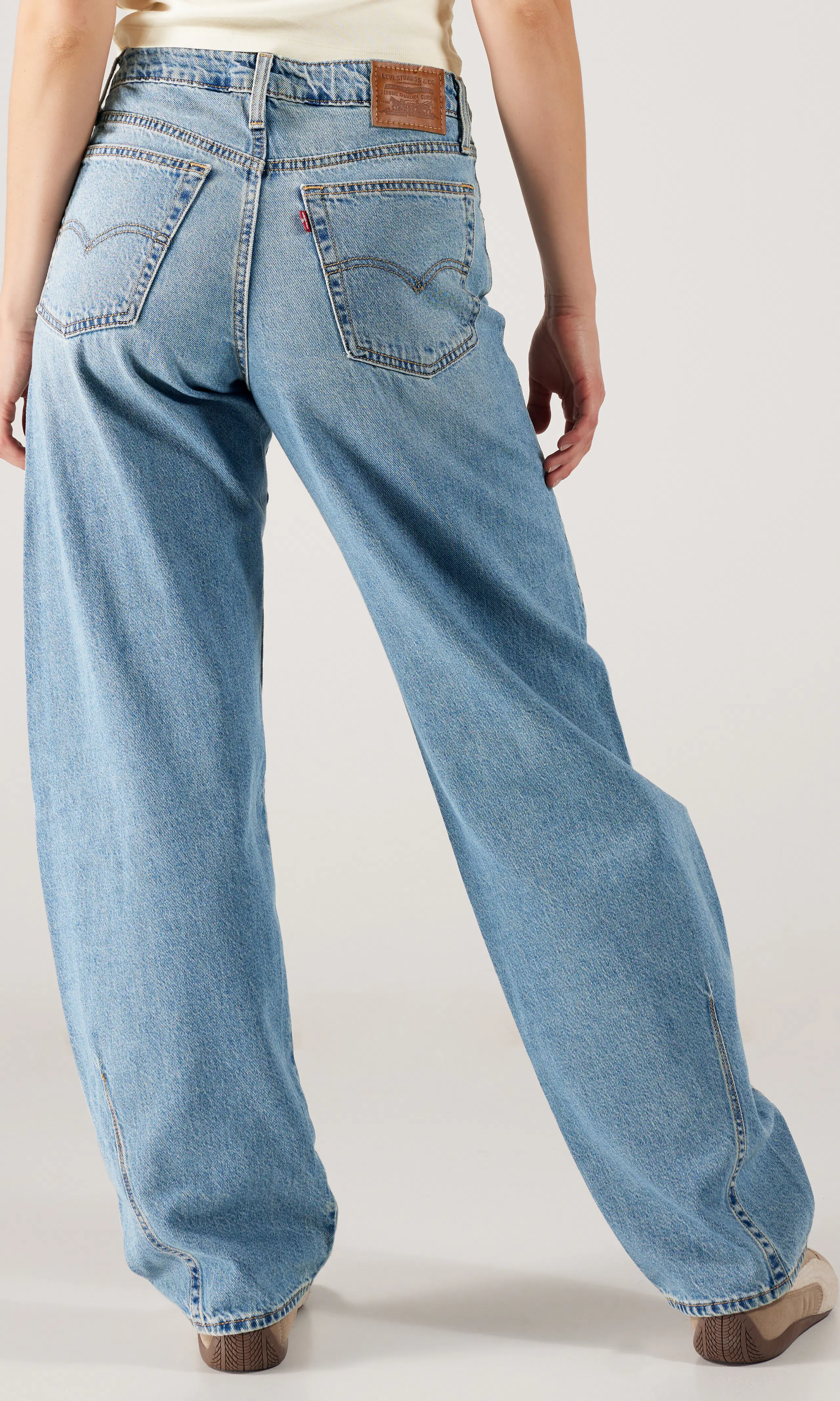 Baggy Dad Barrel Ljusblå Jeans. Back. Model.