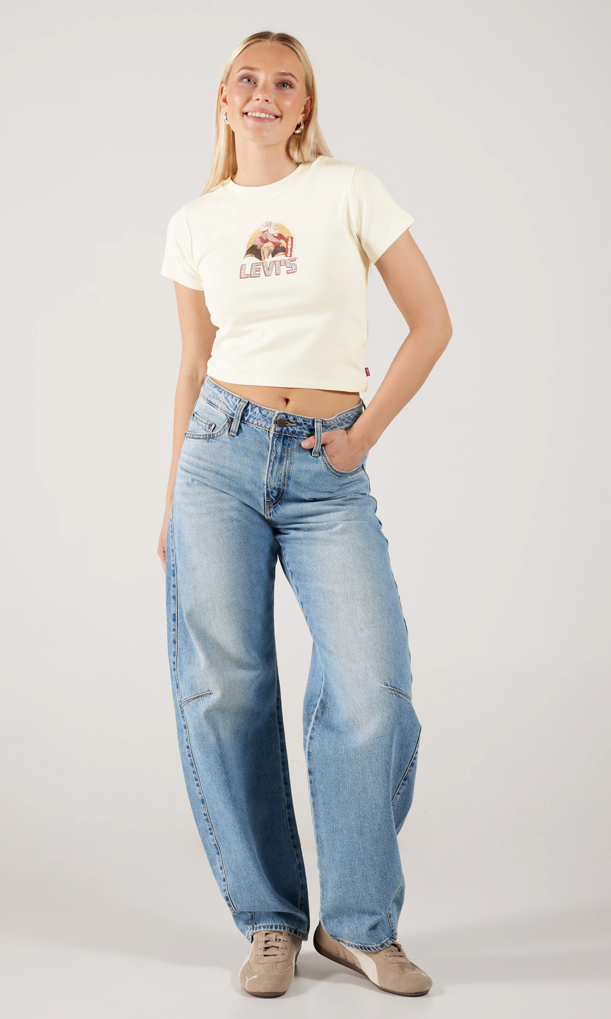 Baggy Dad Barrel Ljusblå Jeans. Front. Model.
