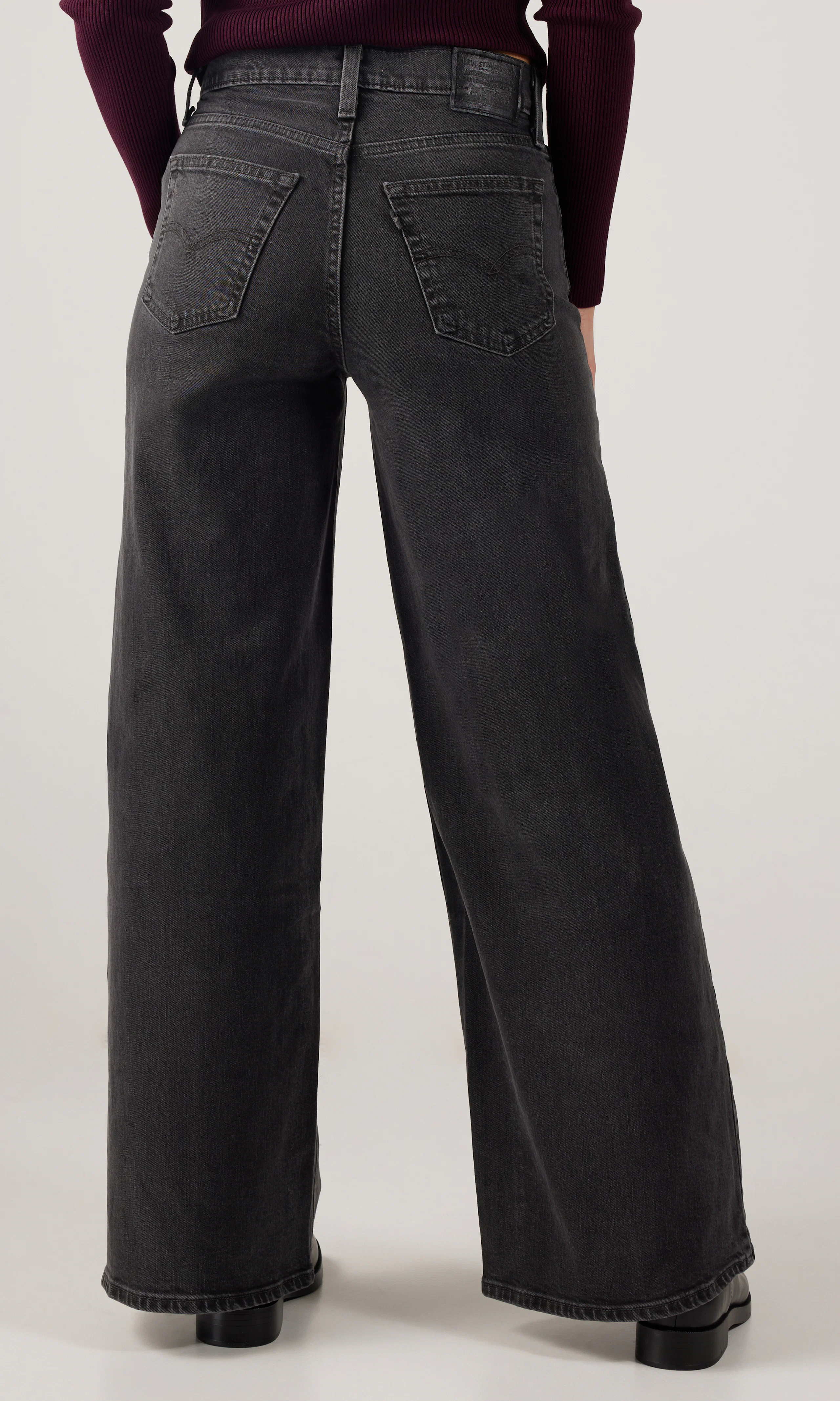 728™ High Rise Wide Leg Svart Jeans. Back. Model.