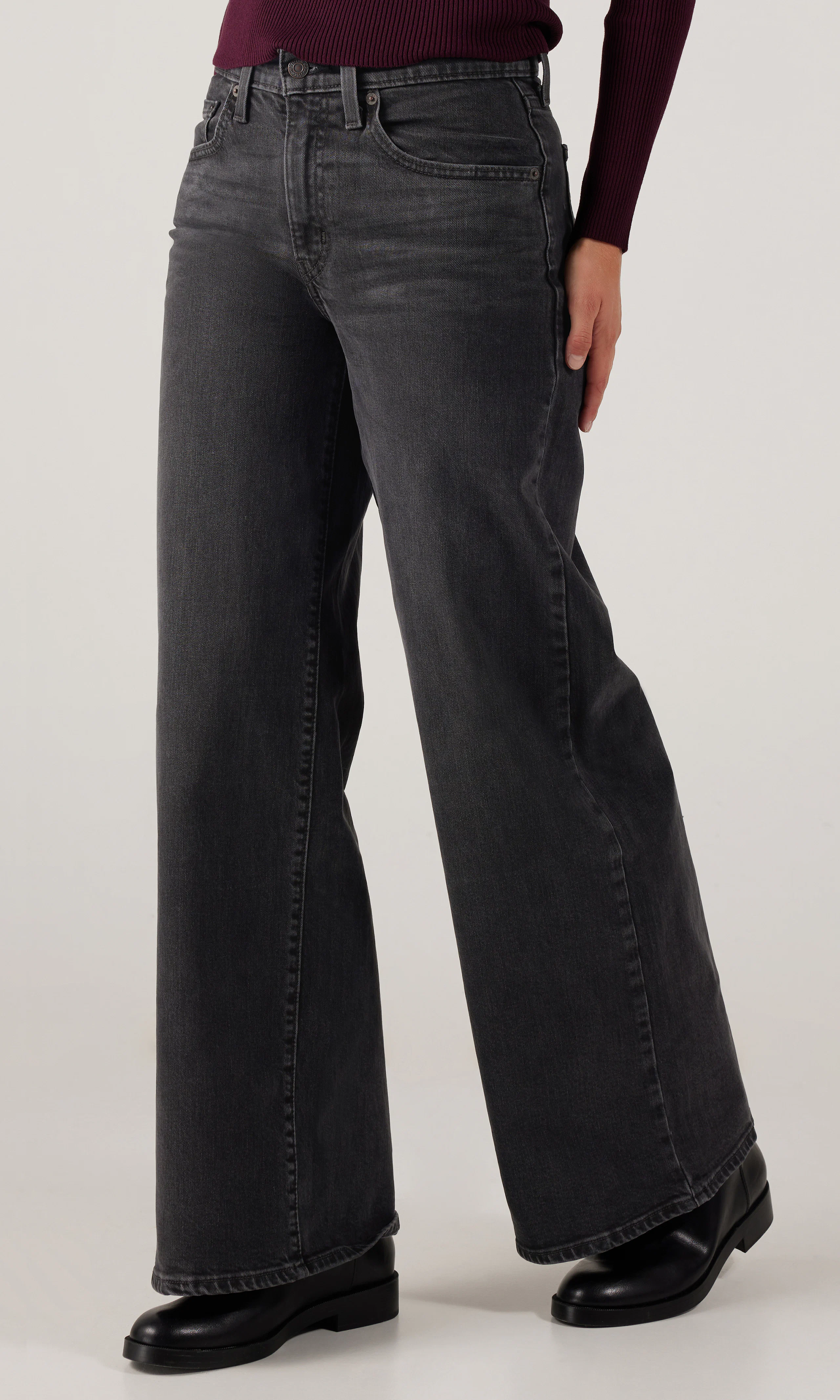 728™ High Rise Wide Leg Svart Jeans. Front. Model.
