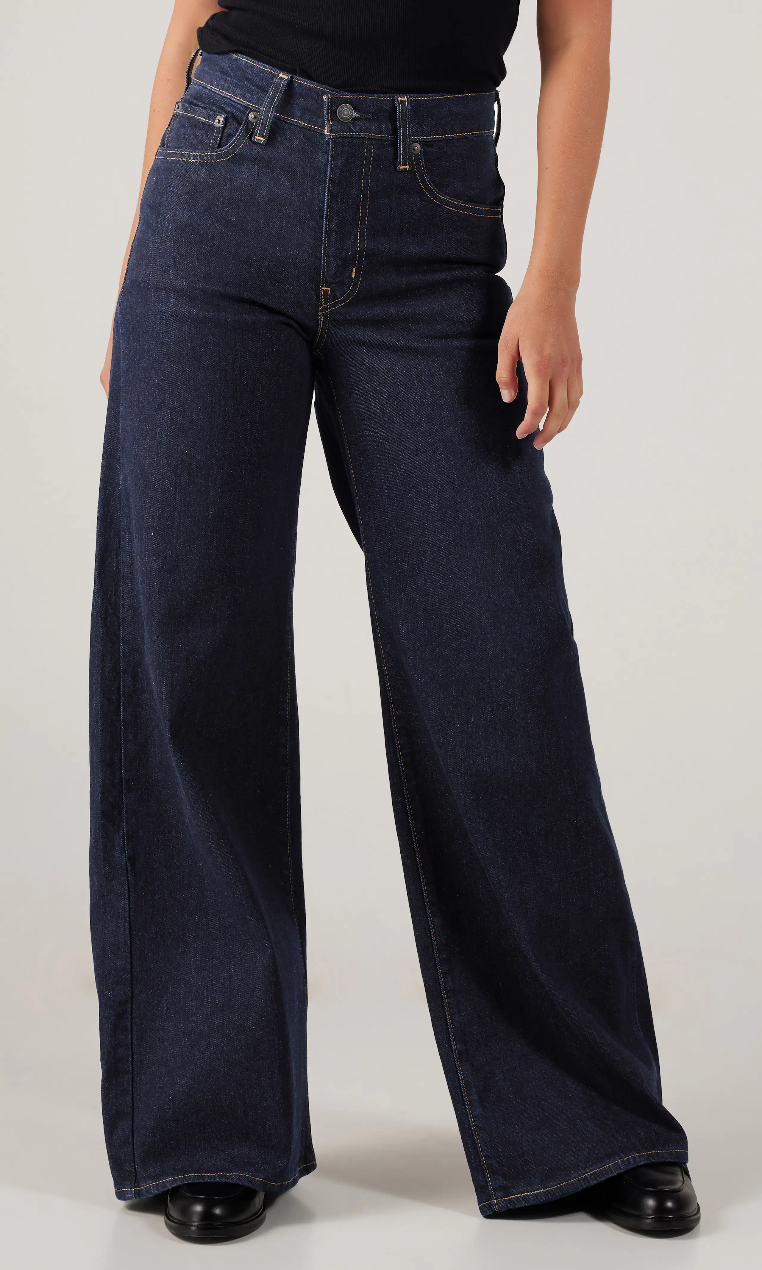 728™ High Rise Wide Leg Mörkblå Jeans. Front. Model.