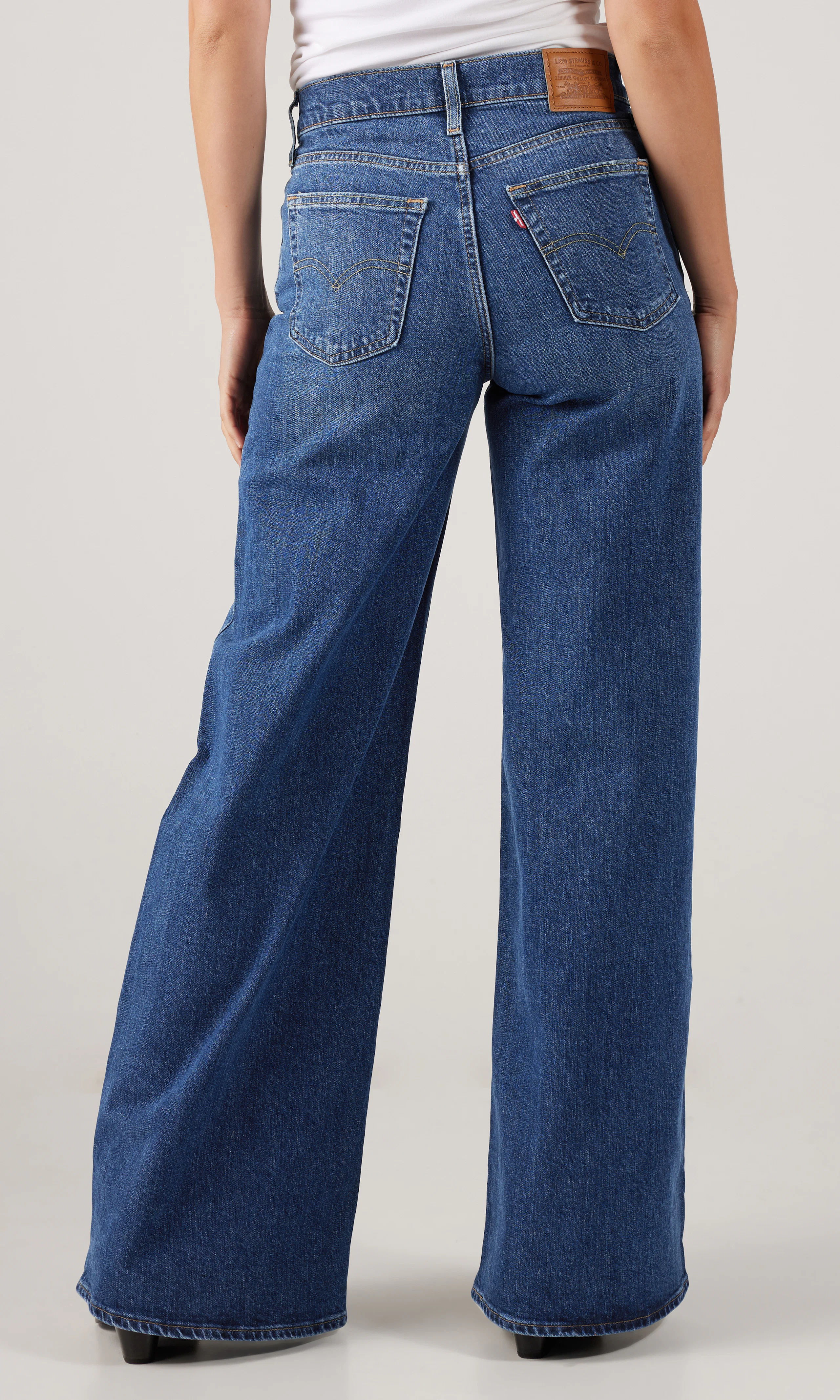 728™ High Rise Wide Leg Lys Blå Jeans. Back. Model.