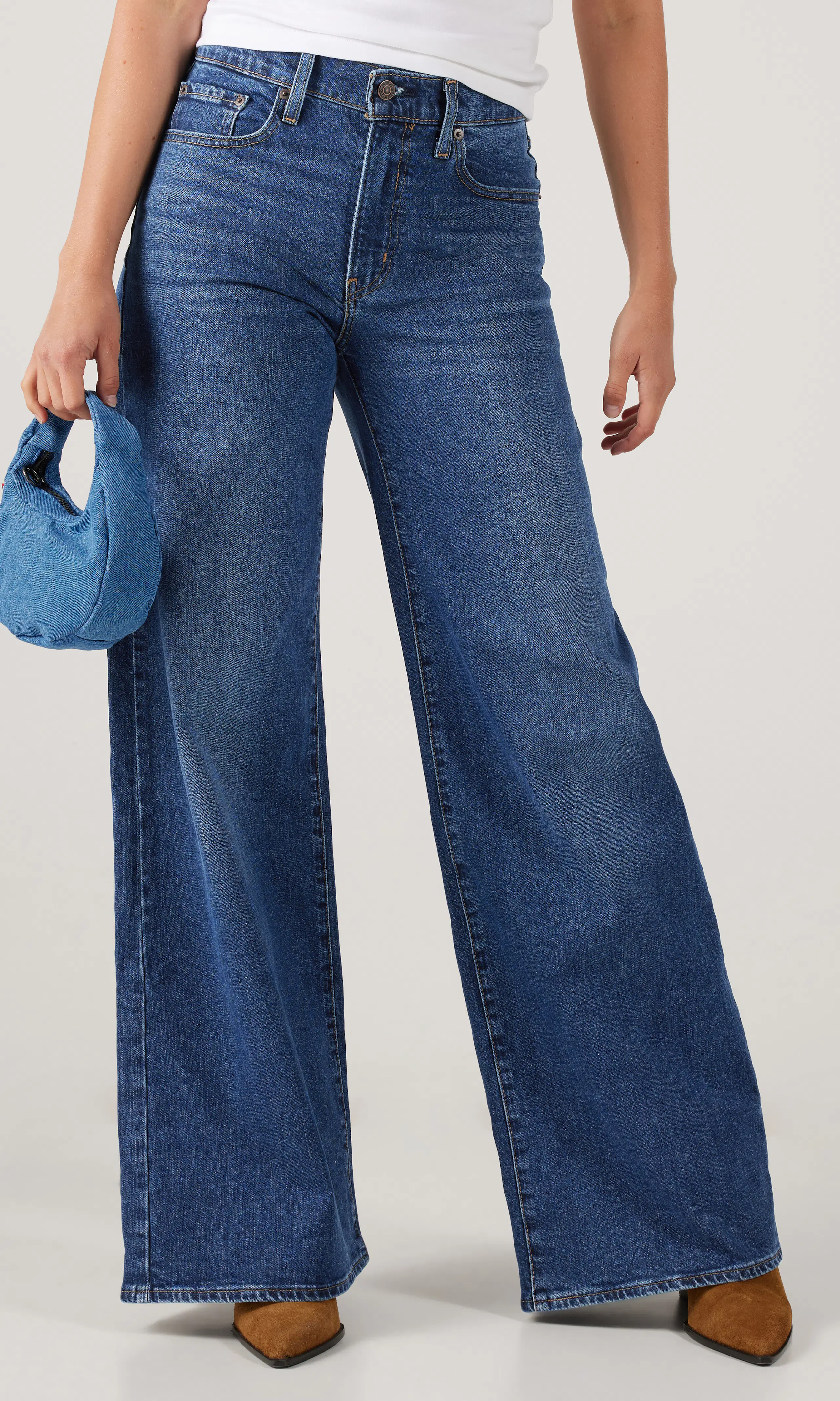 728™ High Rise Wide Leg Lys Blå Jeans. Front. Model.