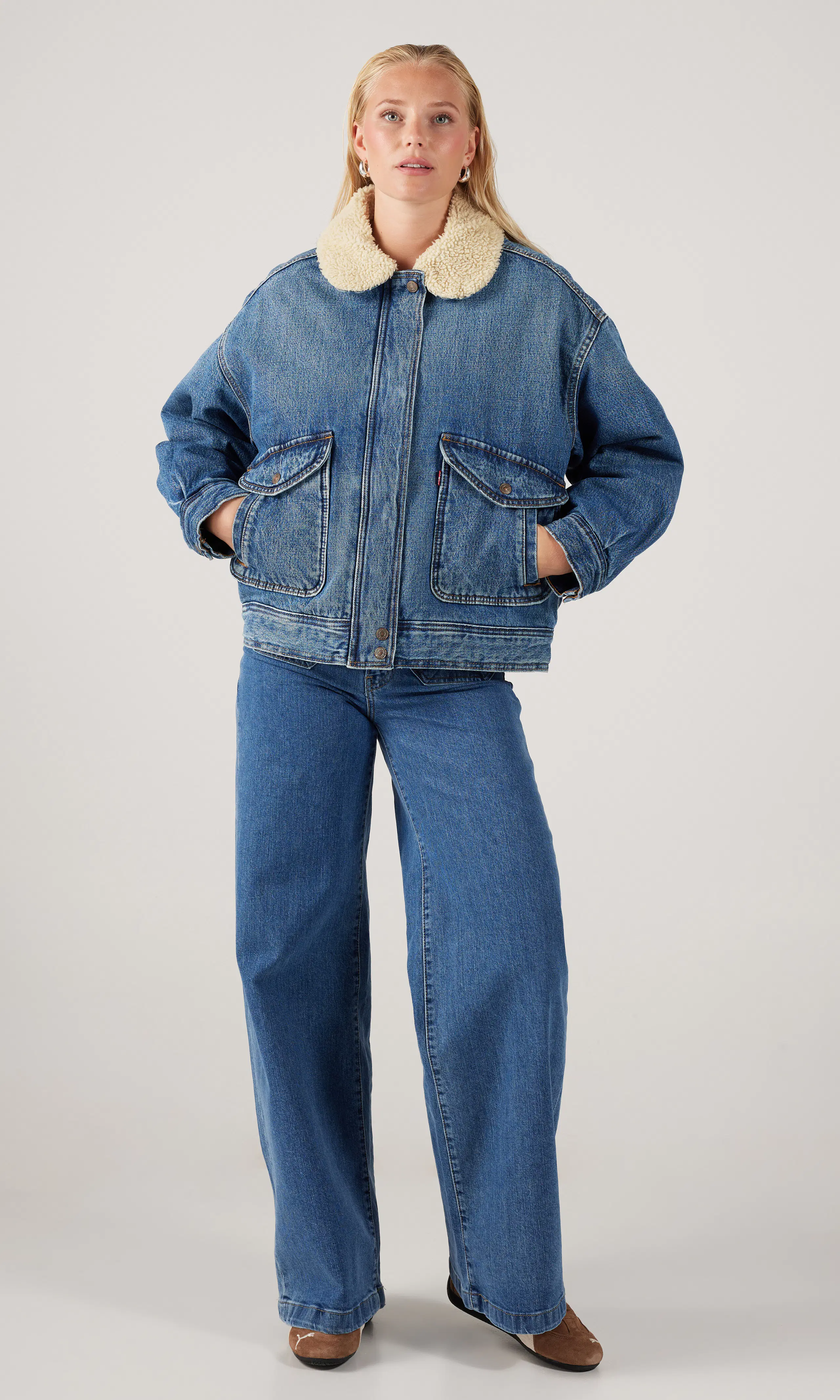 Sherpa Bomber Medium Blå Jakke. Front 1. Model.