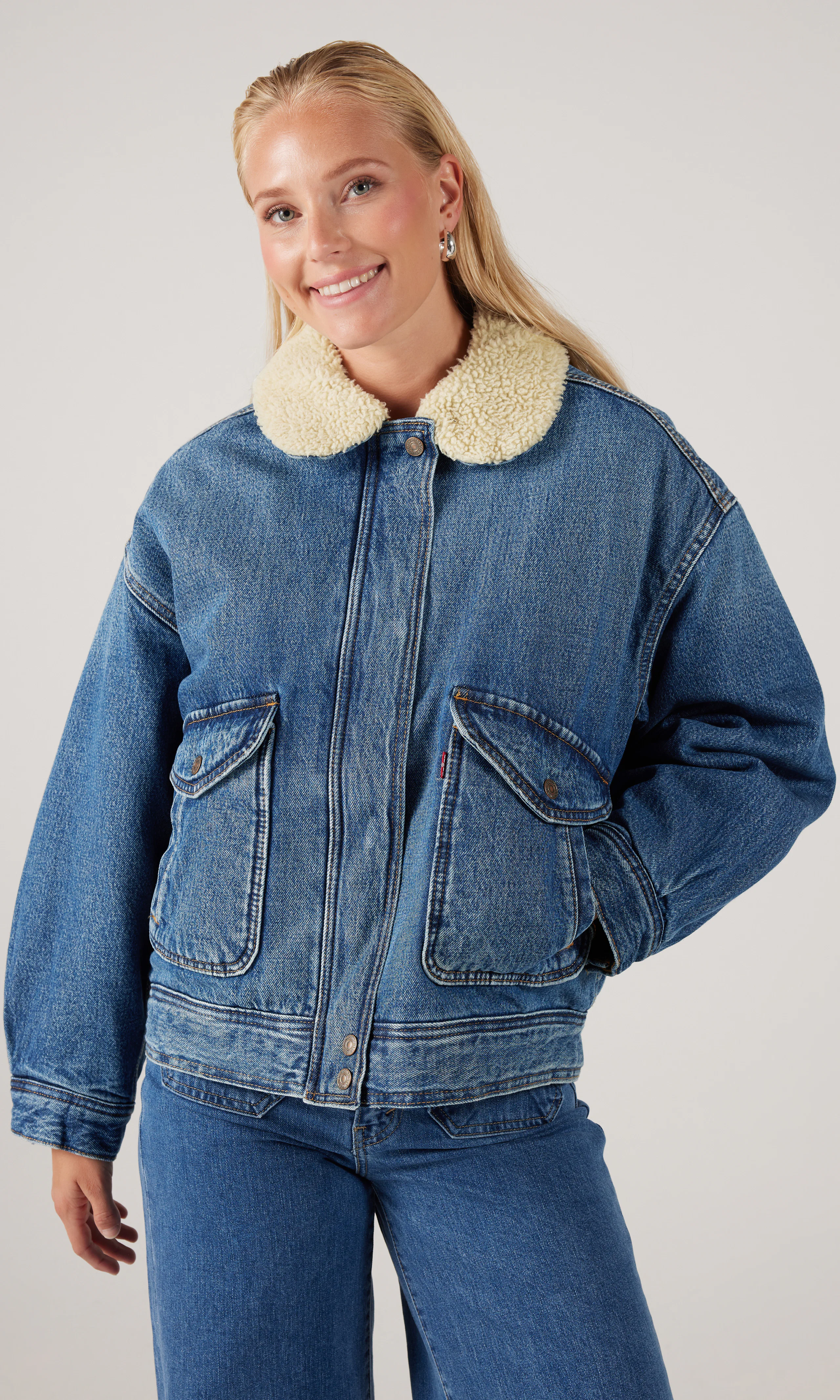 Sherpa Bomber Medium Blå Jakke. Front. Model.