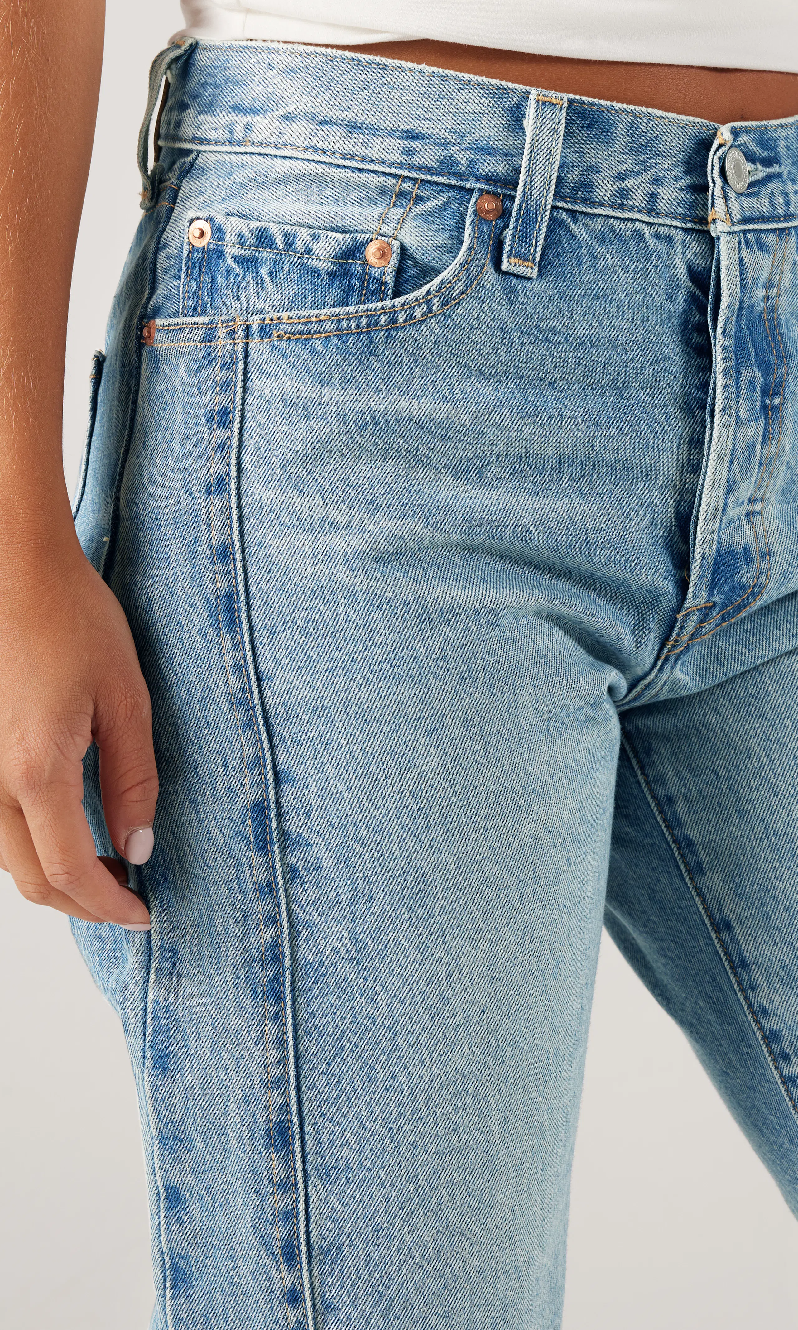 501® '90s Chaps Ljusblå Jeans. Detail 2. Model.