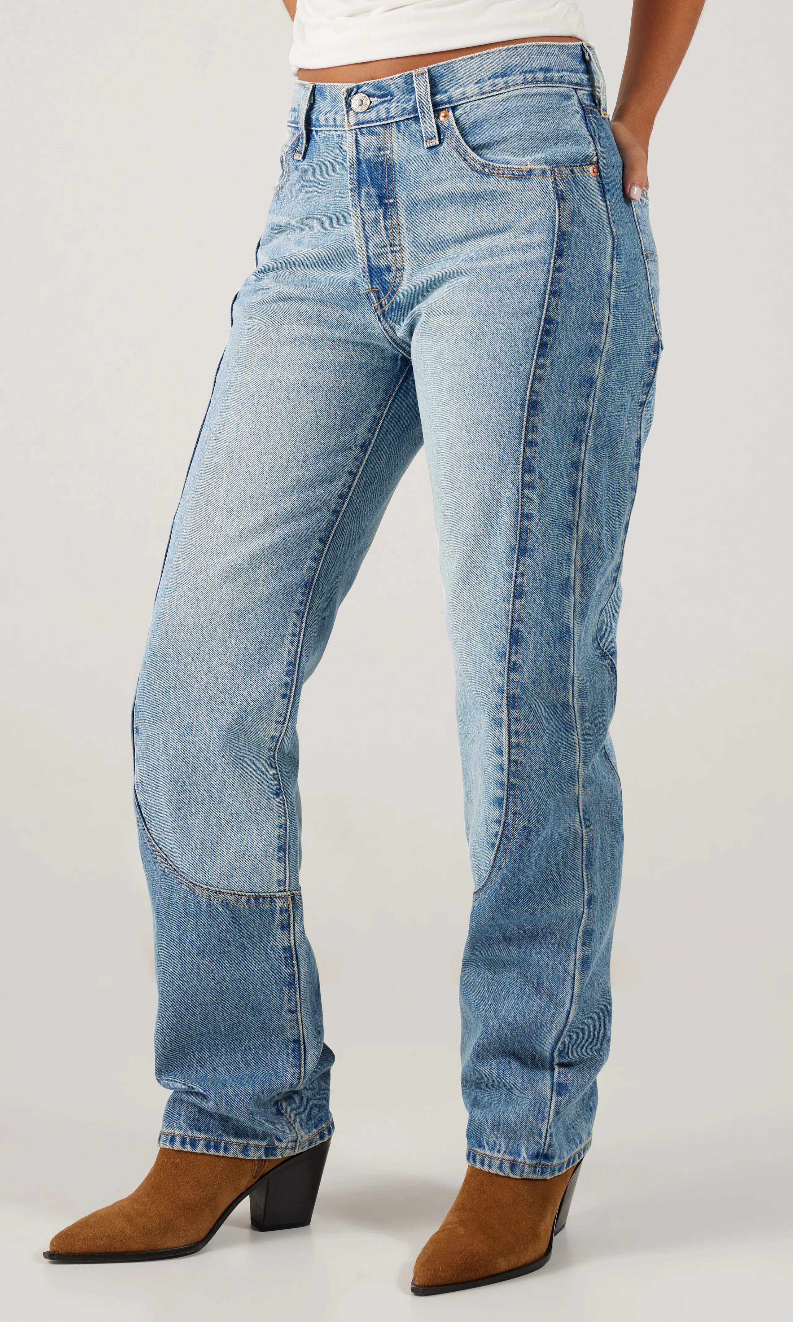 501® '90s Chaps Ljusblå Jeans. Front. Model.