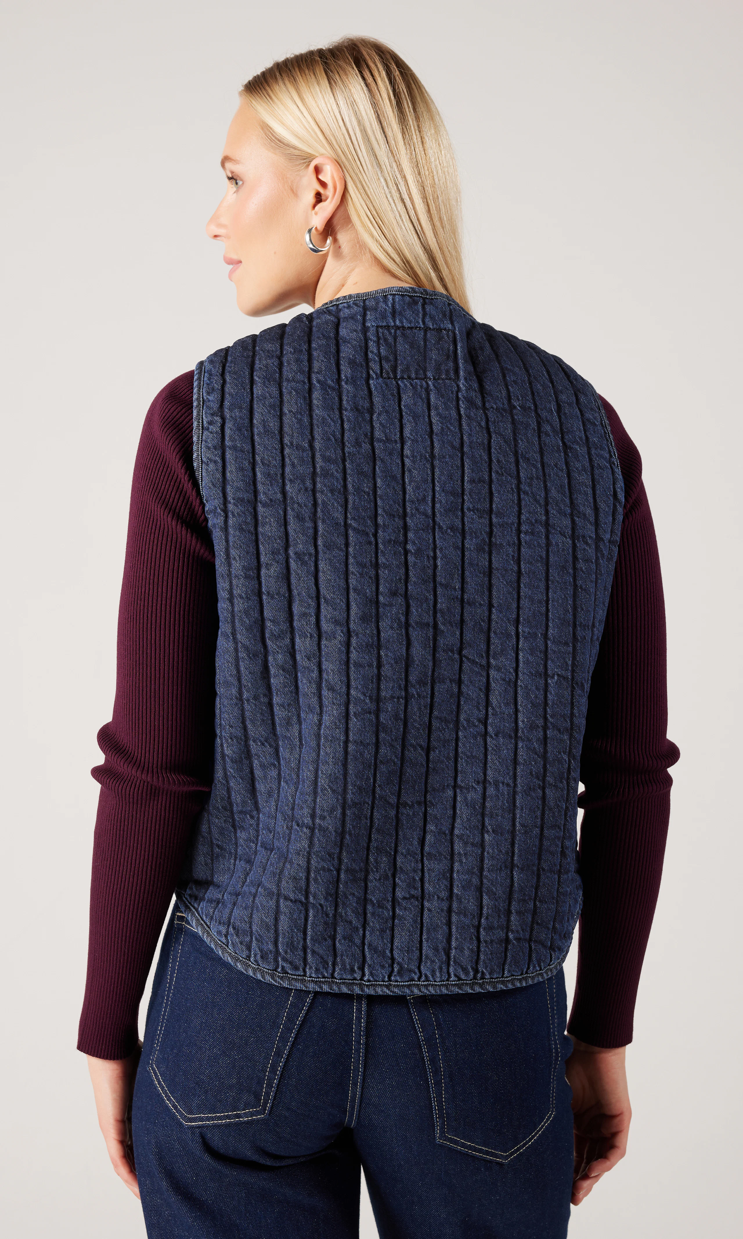 Lottie Liner Medium Blå Väst. Back. Model.