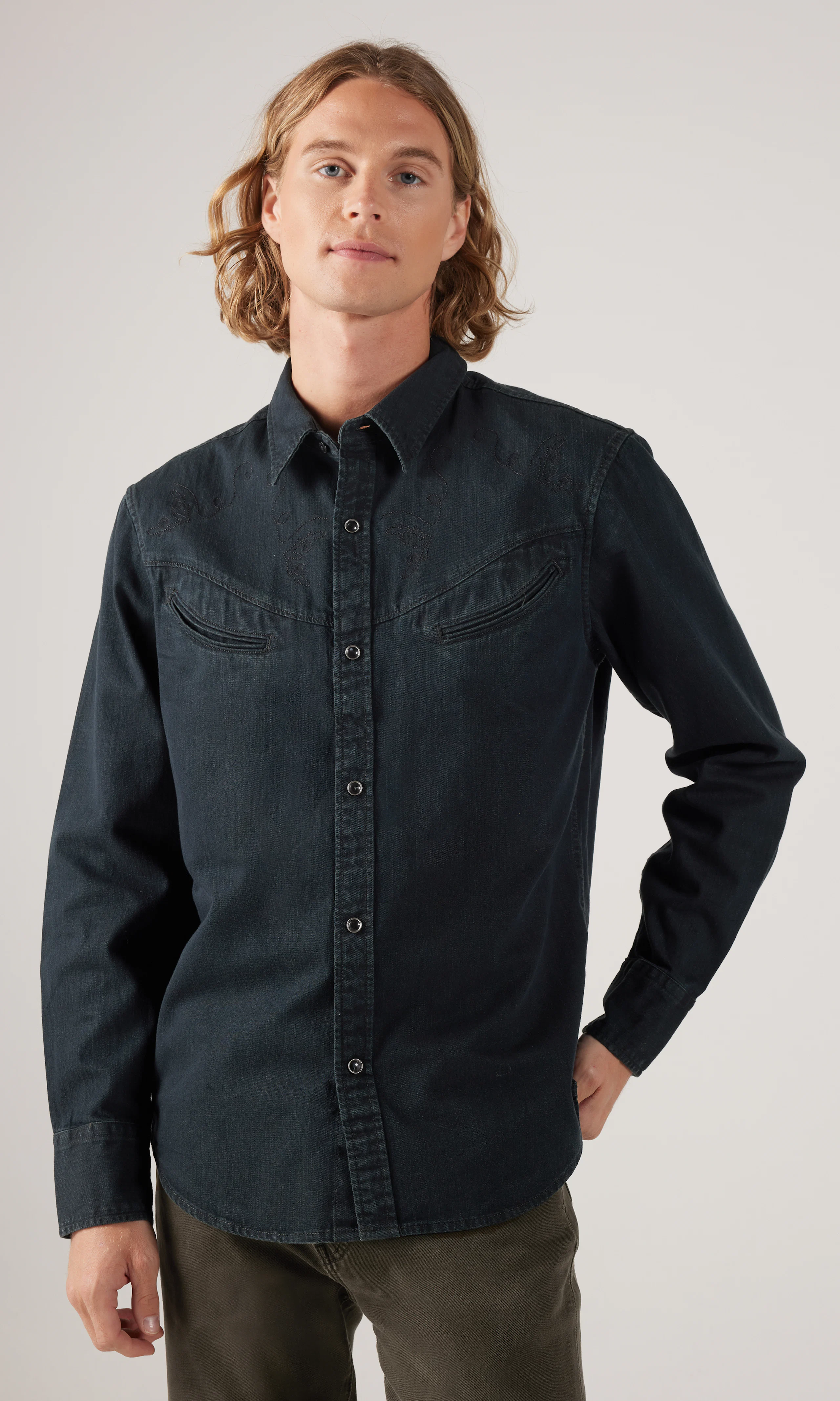 Smiley Western Svart Skjorta. Front. Model.