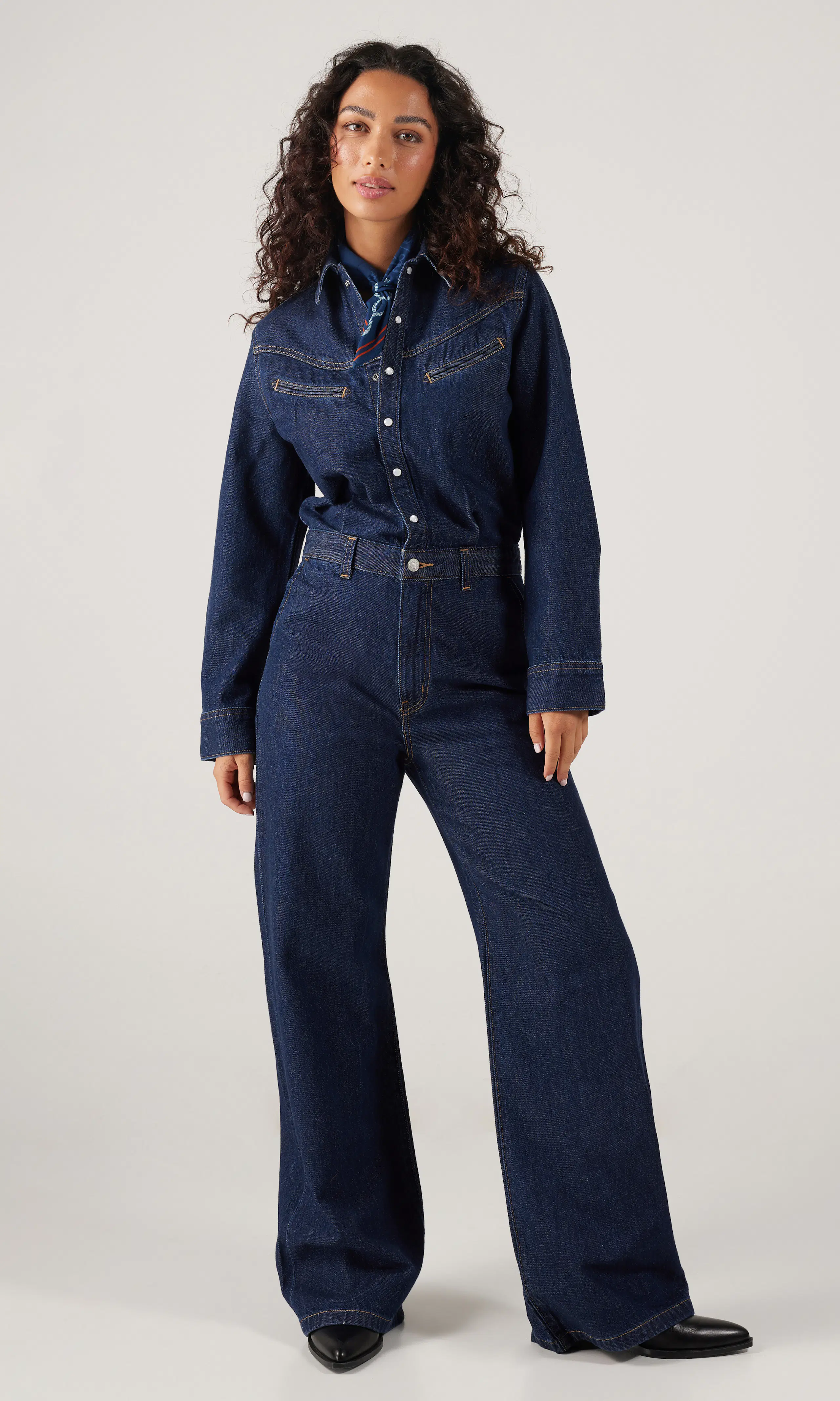 Rinoa Wide Leg Mörkblå Jumpsuit. Front 1. Model.