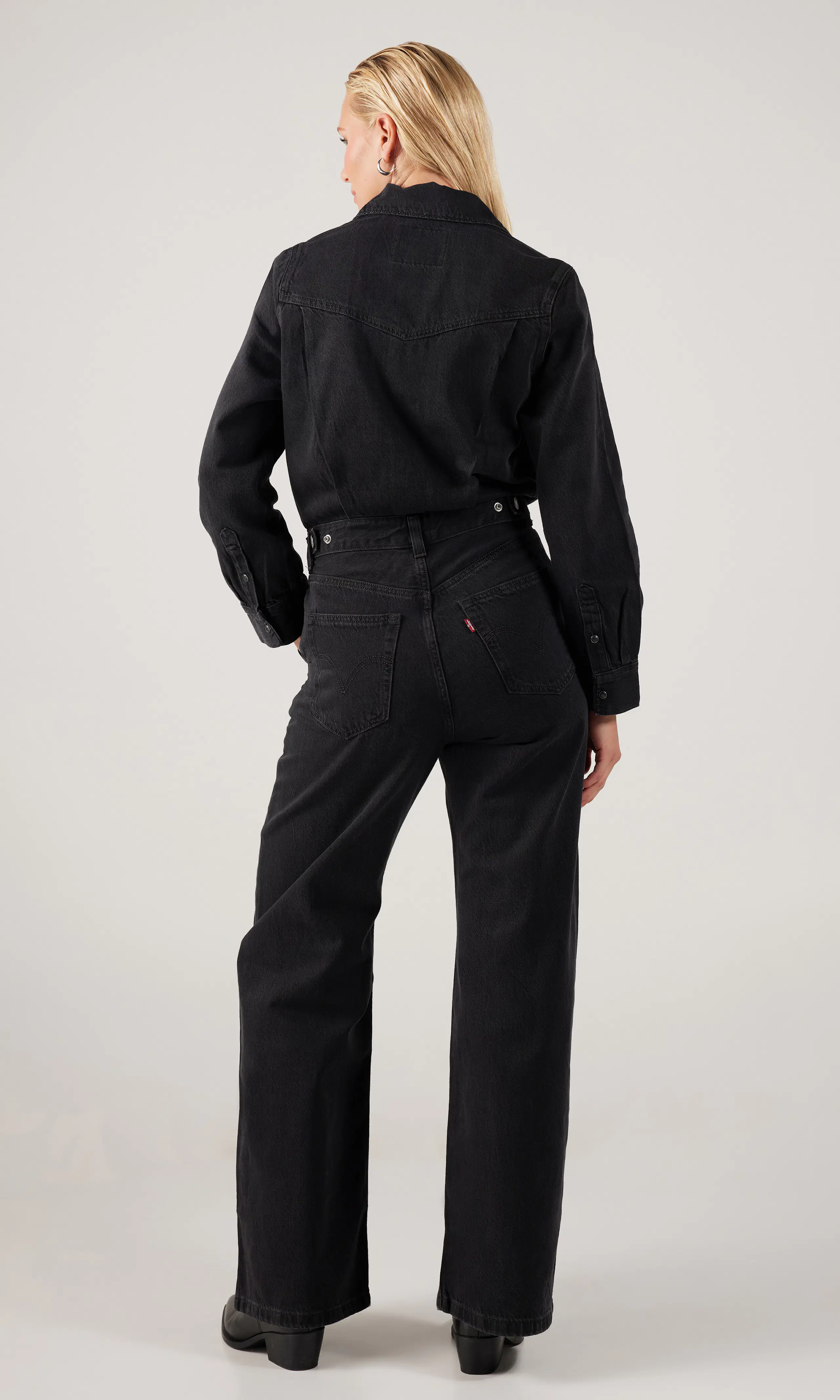 Rinoa Svart Jumpsuit. Back. Model.