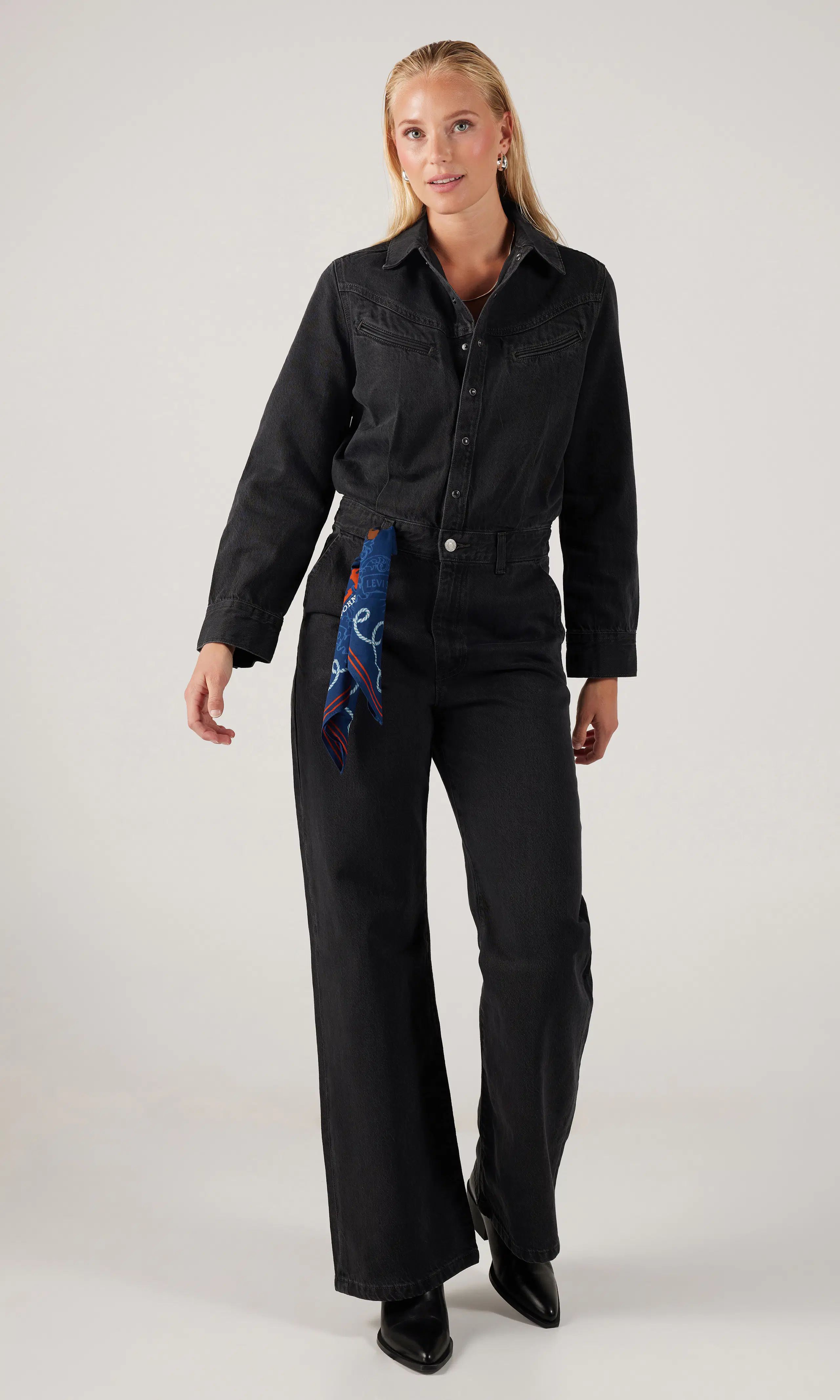 Rinoa Svart Jumpsuit. Front. Model.
