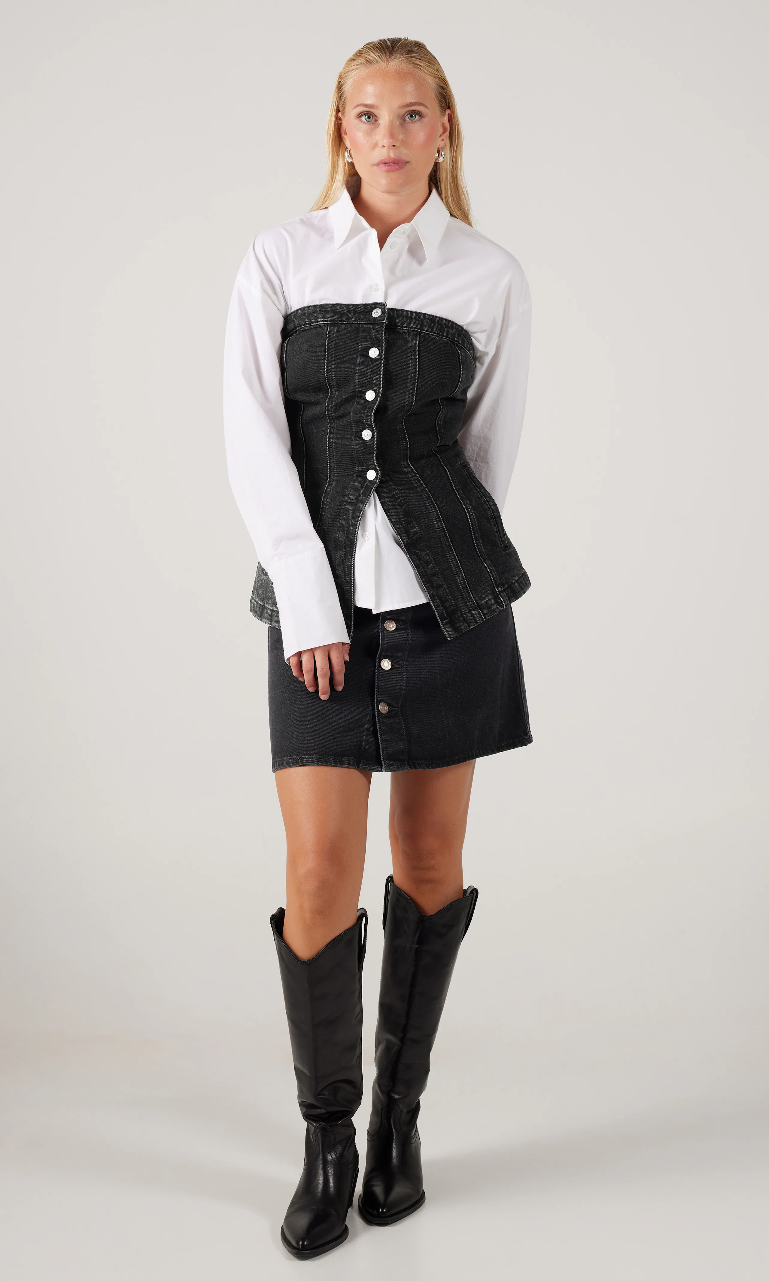 Tailored Bustier Svart Denim Topp. Front 1. Model.