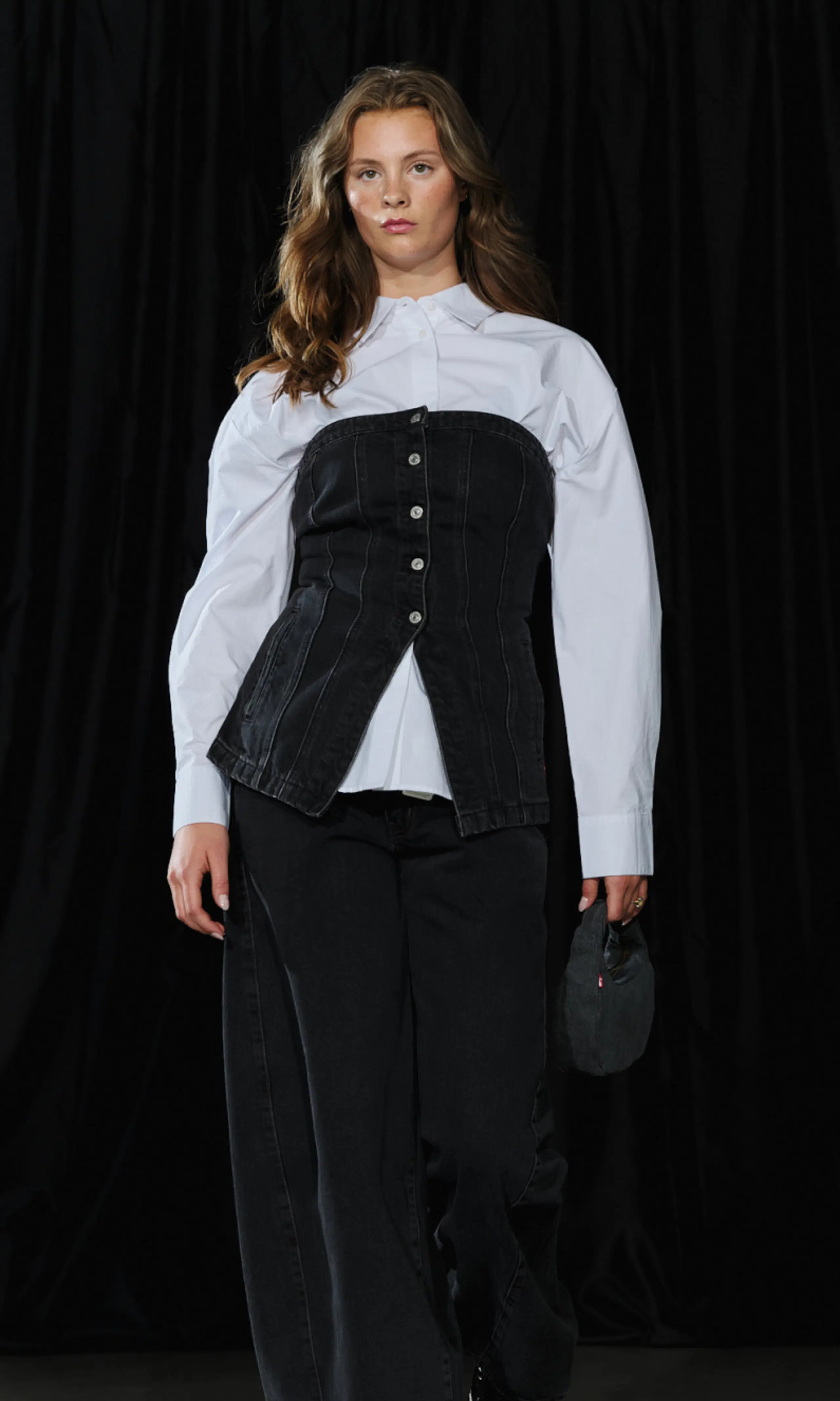 Tailored Bustier Svart Denim Topp. Detail 1. Model.