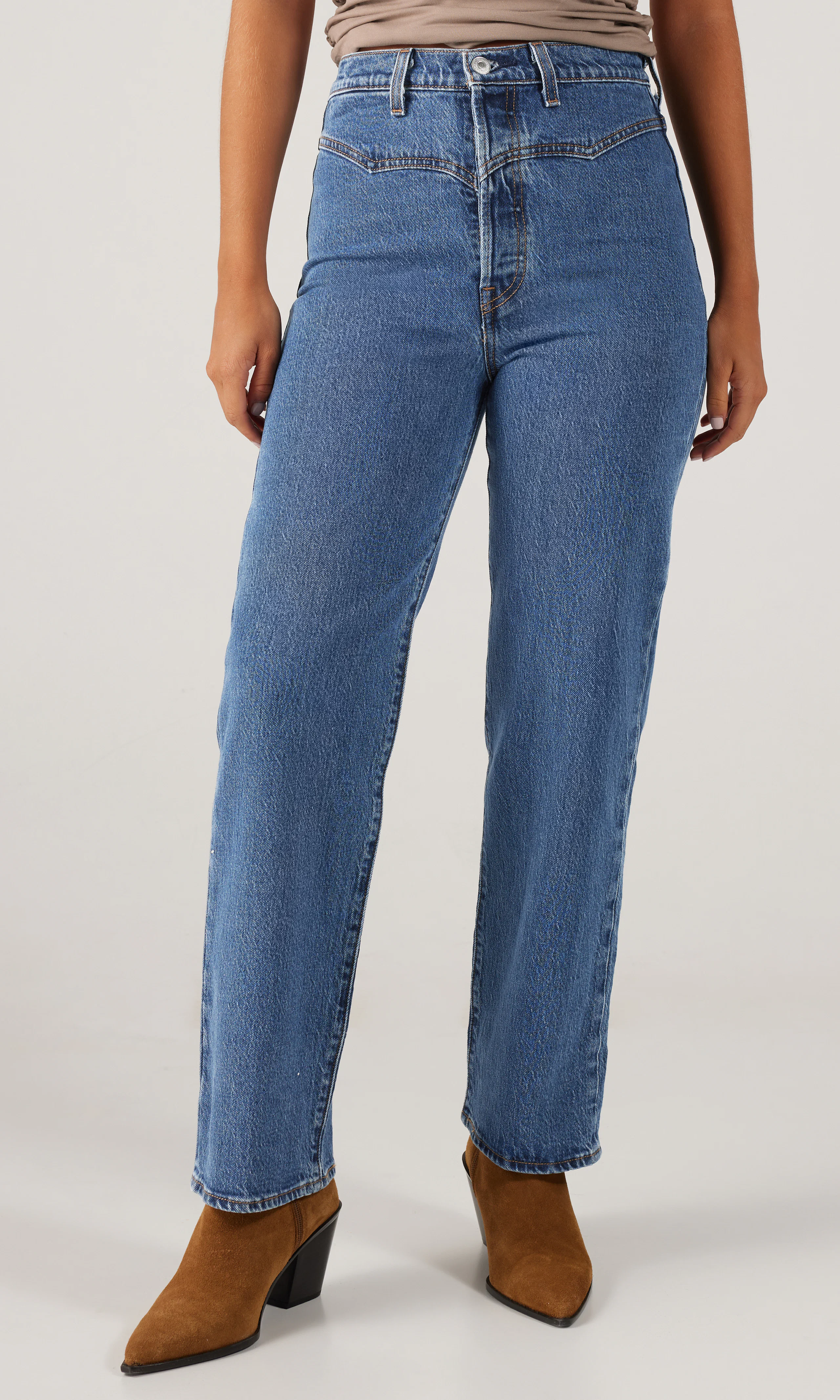 Ribcage Western Yoke Medium Blå Jeans. Front. Model.