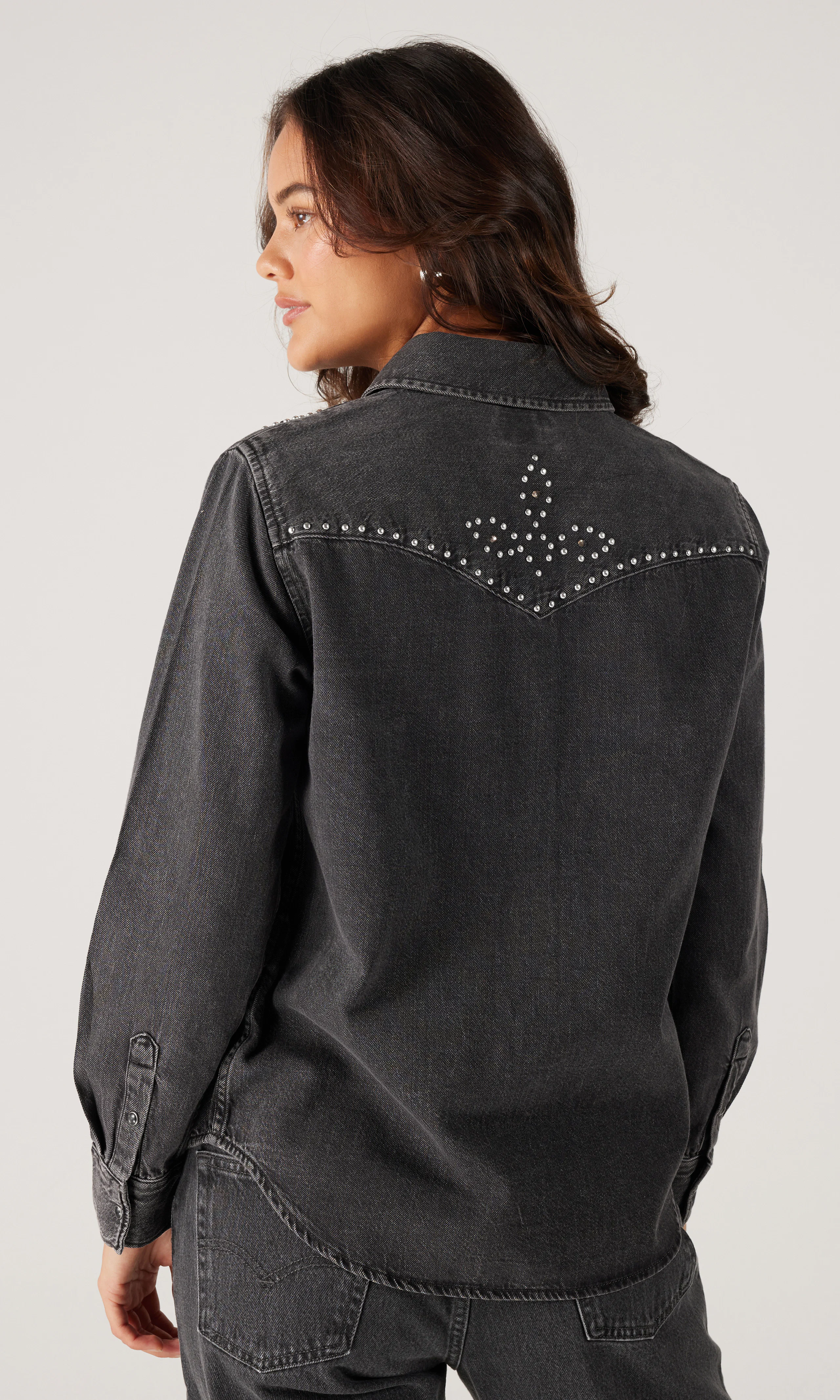 Iconic Western Svart Skjorta. Back. Model.