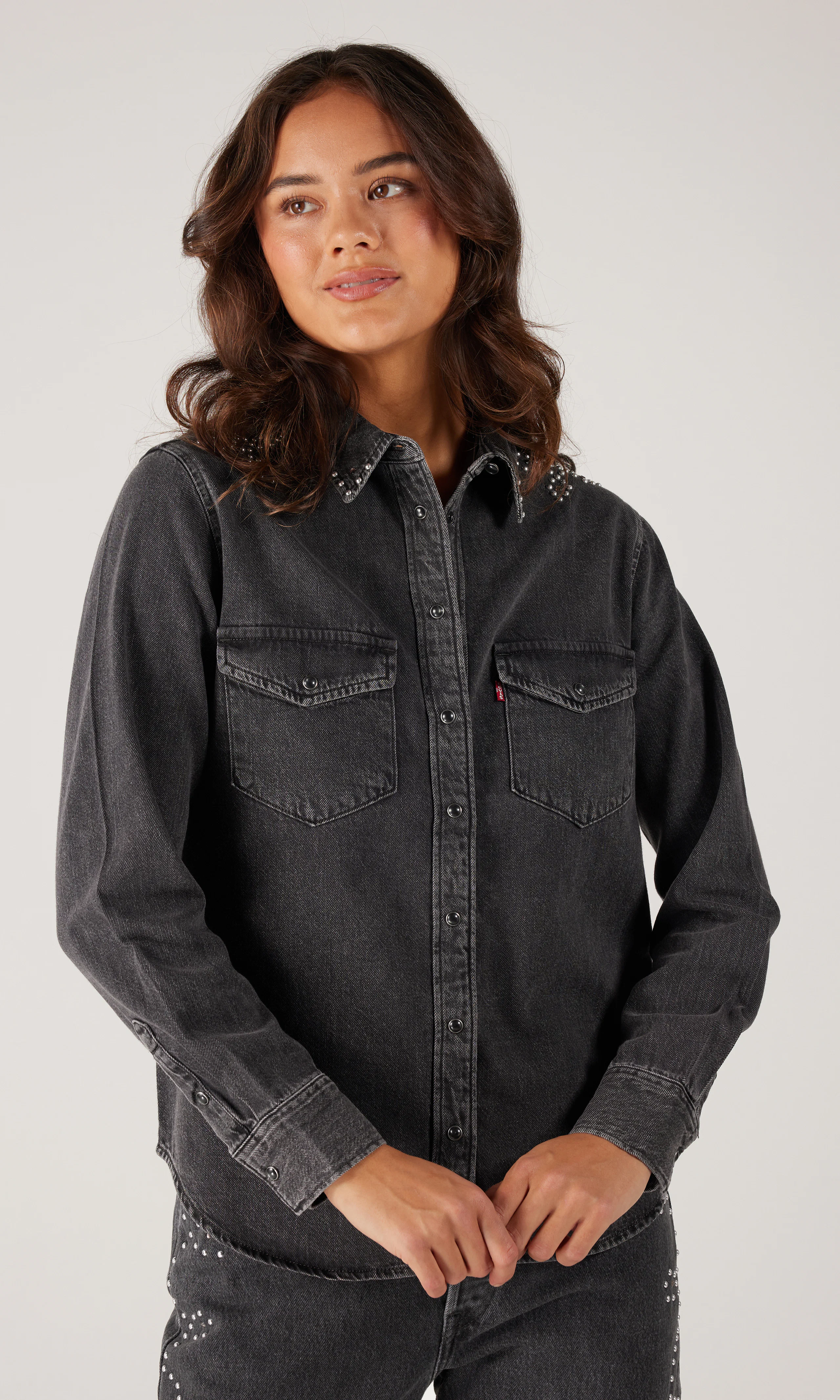 Iconic Western Svart Skjorta. Front. Model.