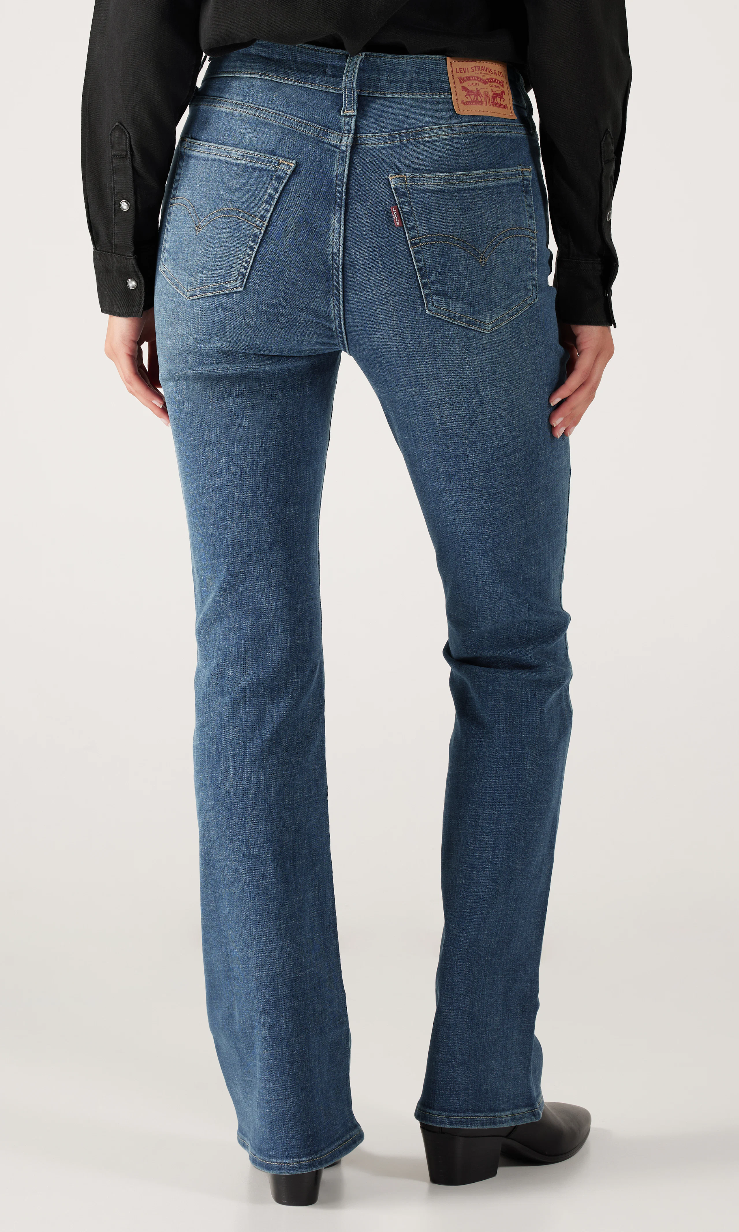 725™ High Rise Bootcut Medium Blå Jeans. Back. Model.