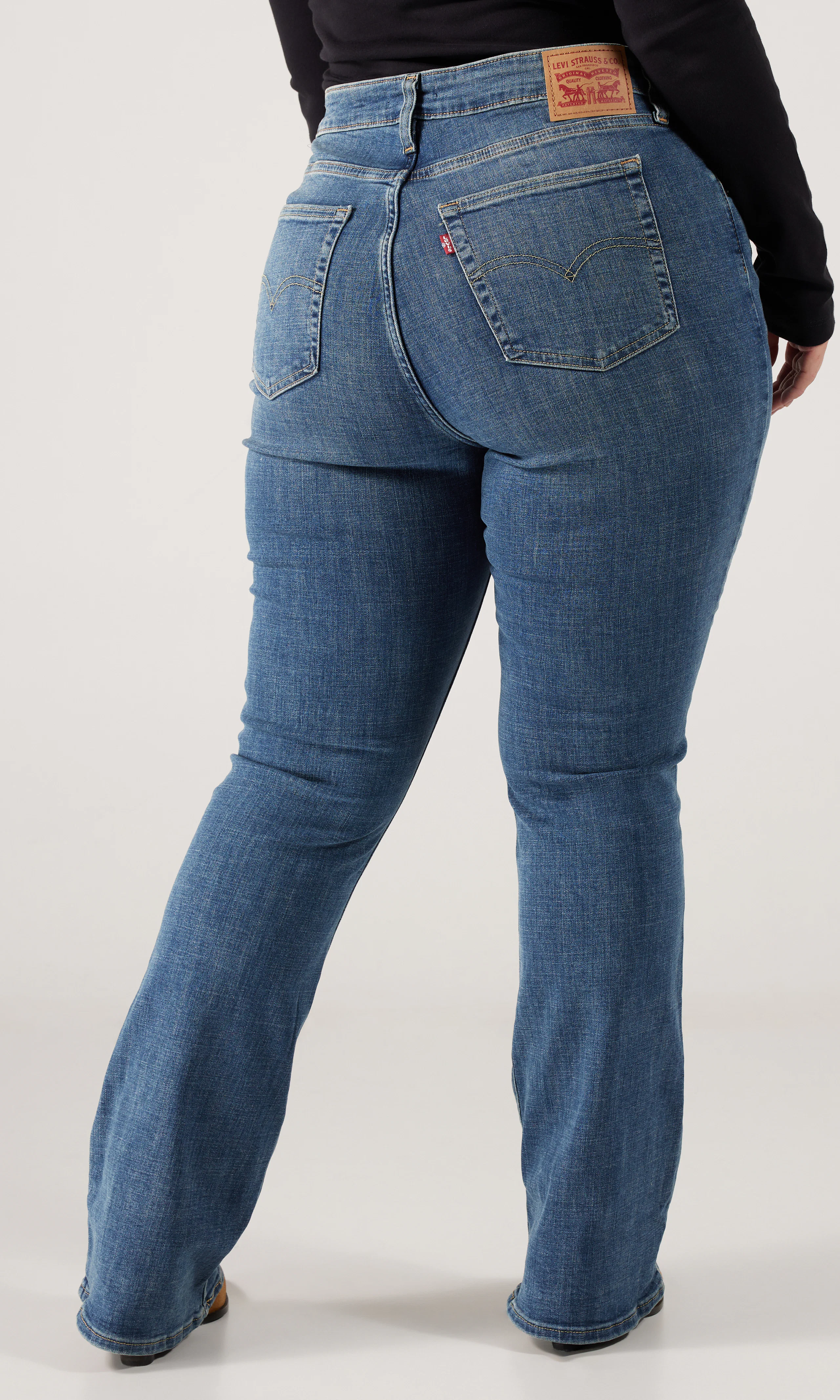 725™ High Rise Bootcut Medium Blå Jeans. Front 8. Model.