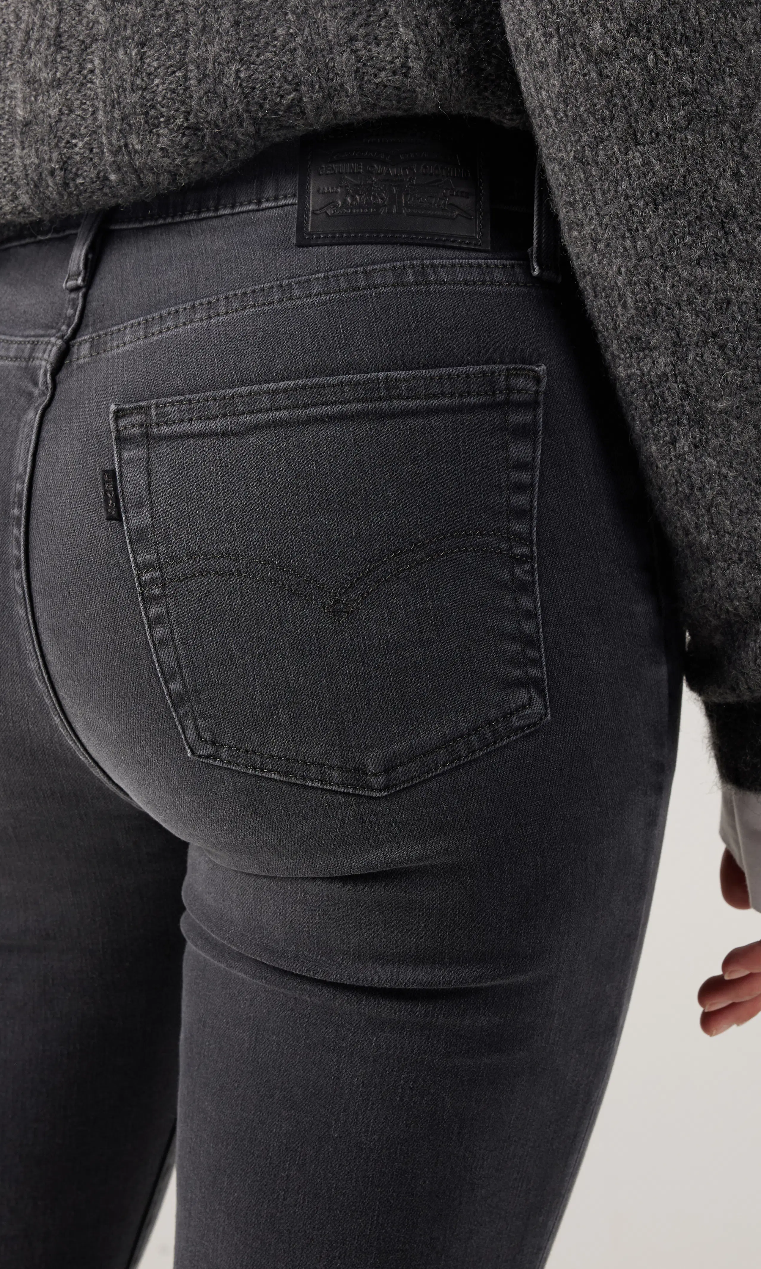 724™ High Rise Straight Svart Jeans. Detail 2. Model.