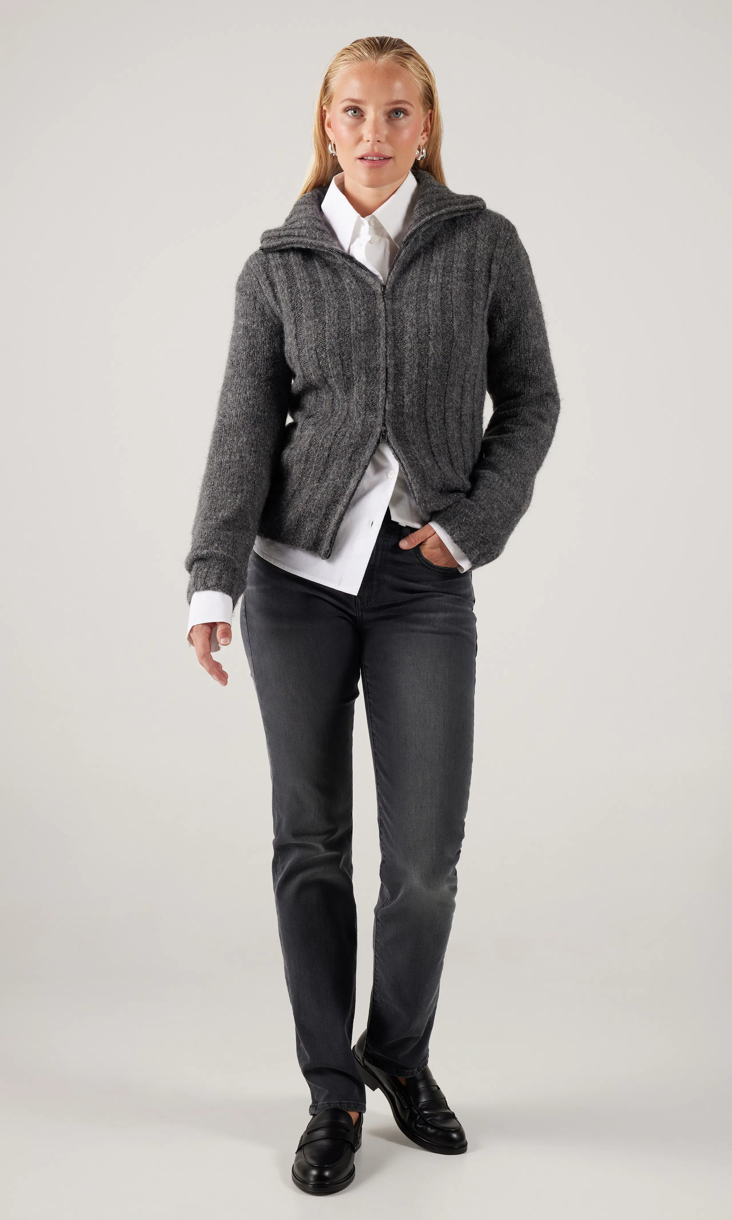 724™ High Rise Straight Svart Jeans. Front 1. Model.