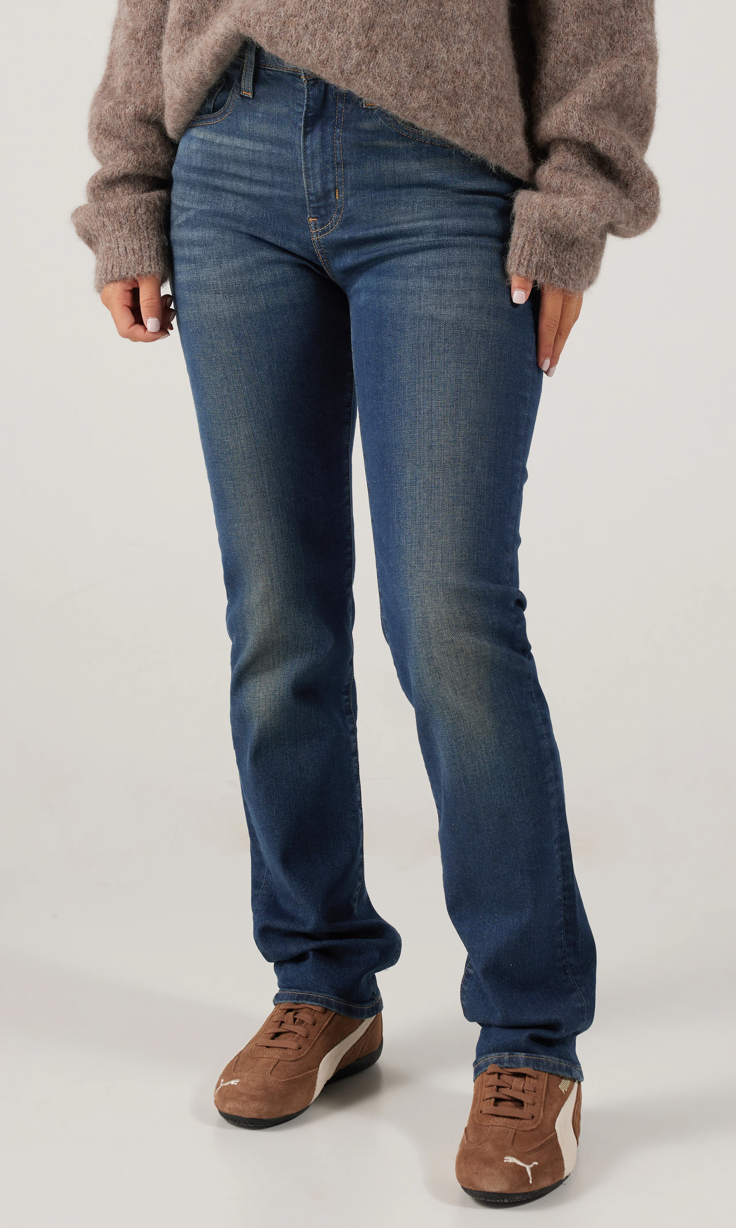 724™ High Rise Straight Mørk Blå Jeans. Front. Model.