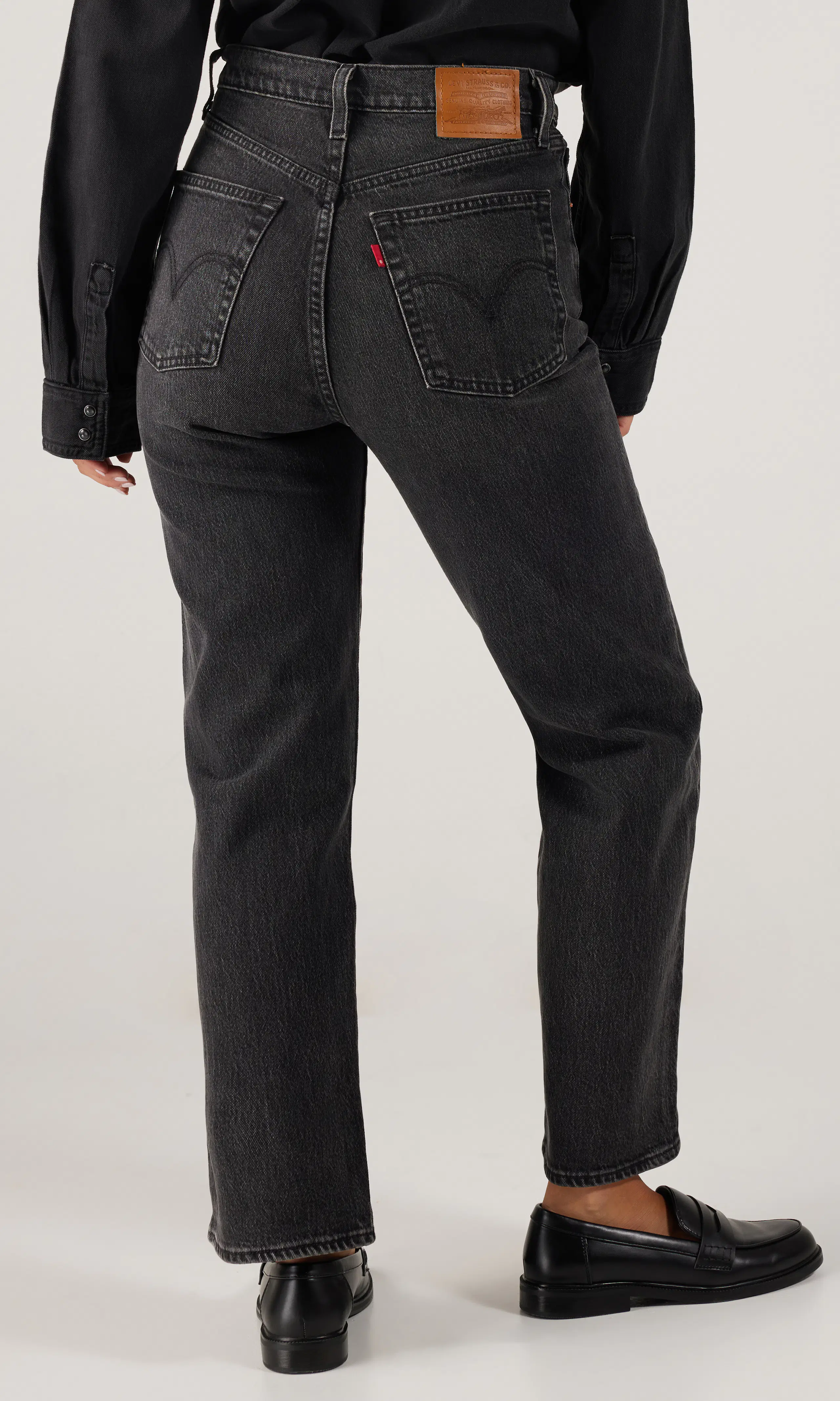 Ribcage Straight Ankle Mörkgrå Jeans. Back. Model.