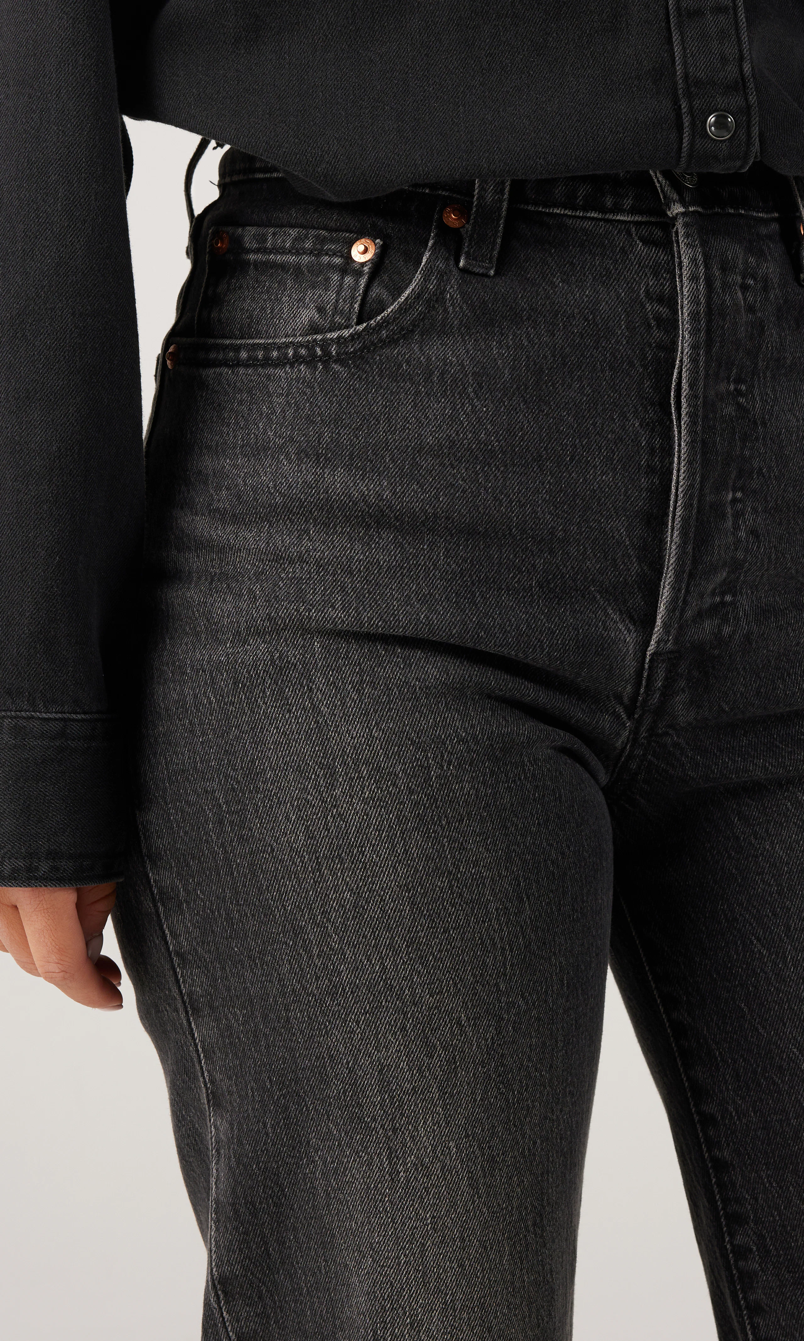 Ribcage Straight Ankle Mörkgrå Jeans. Detail 2. Model.